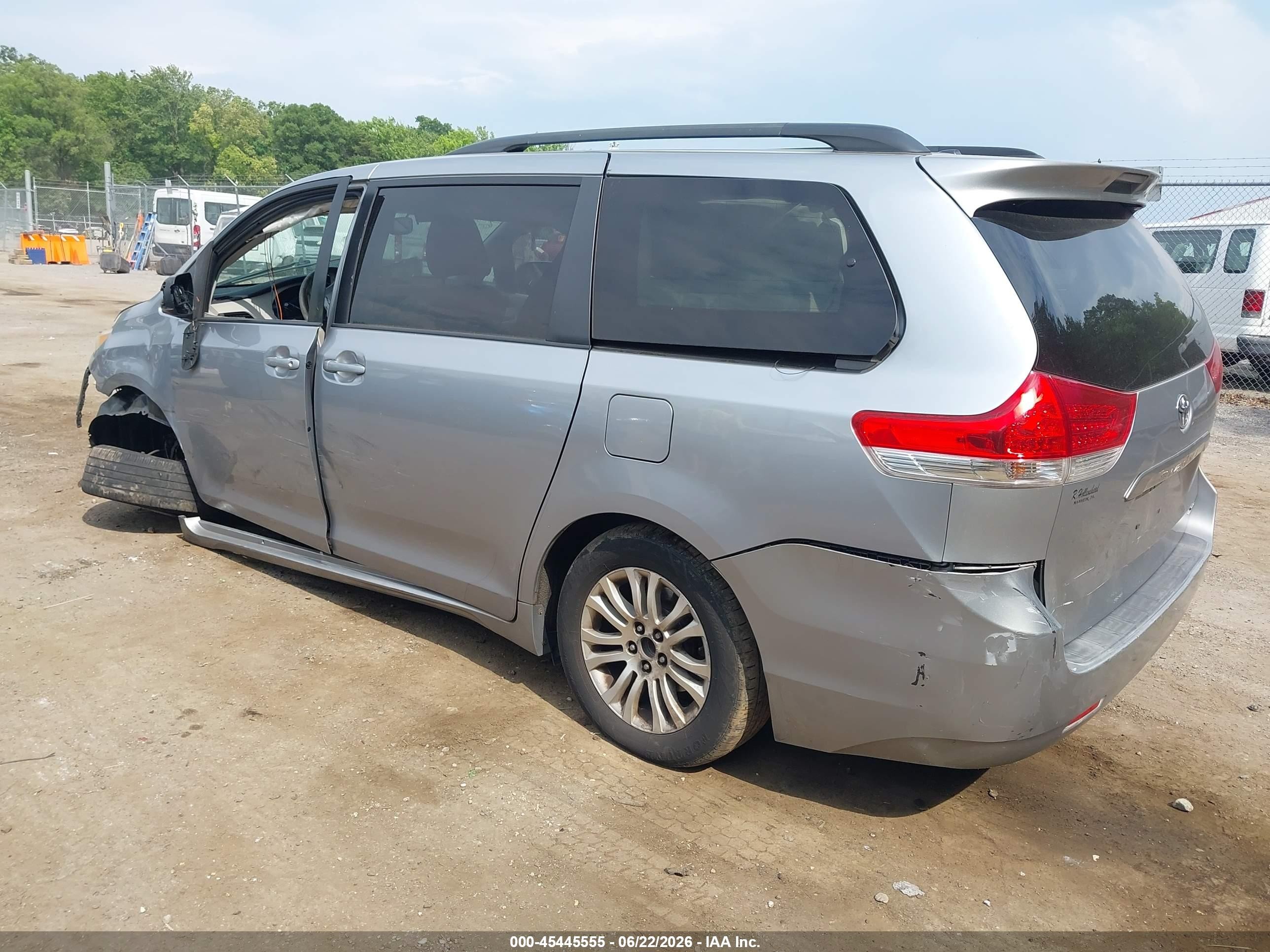 2011 Toyota Sienna Xle V6 Silver vin: 5TDYK3DC0BS106631