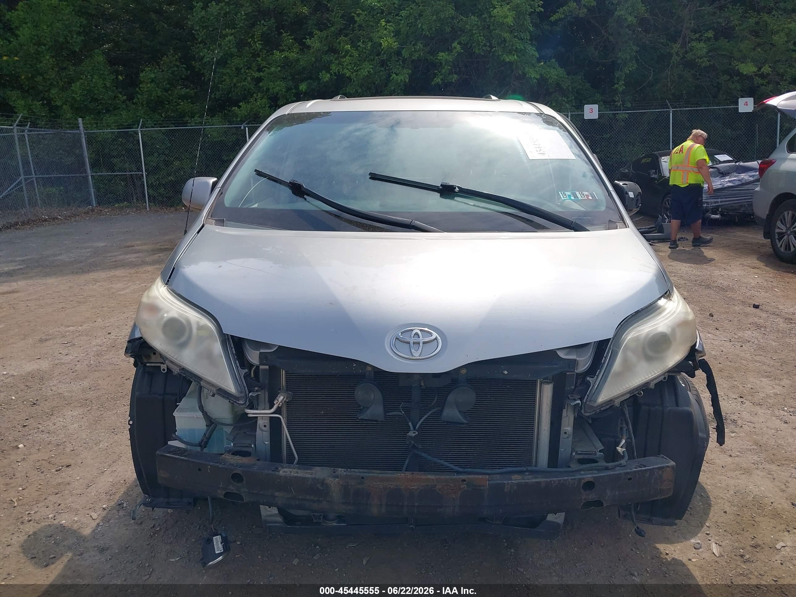 2011 Toyota Sienna Xle V6 Silver vin: 5TDYK3DC0BS106631