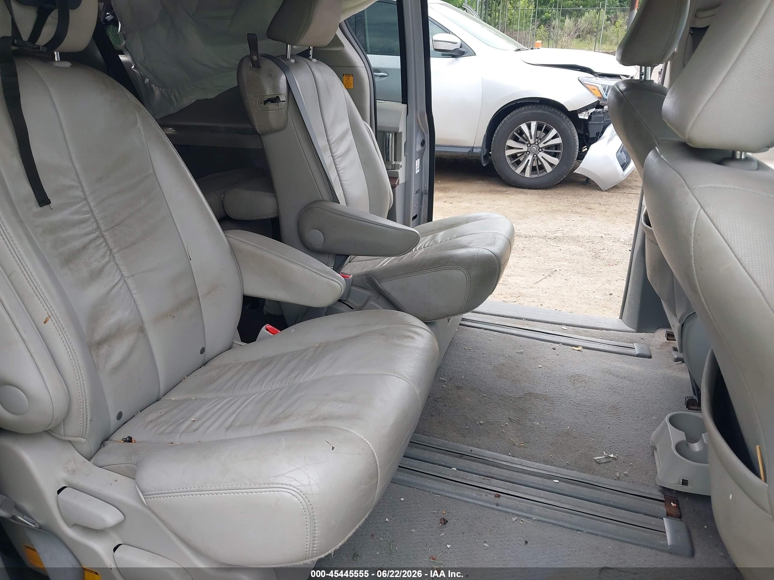 2011 Toyota Sienna Xle V6 Silver vin: 5TDYK3DC0BS106631
