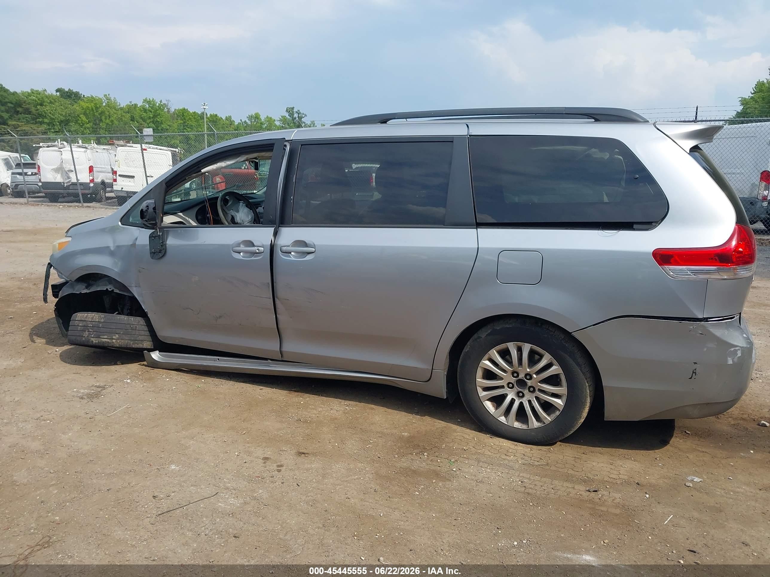 2011 Toyota Sienna Xle V6 Silver vin: 5TDYK3DC0BS106631