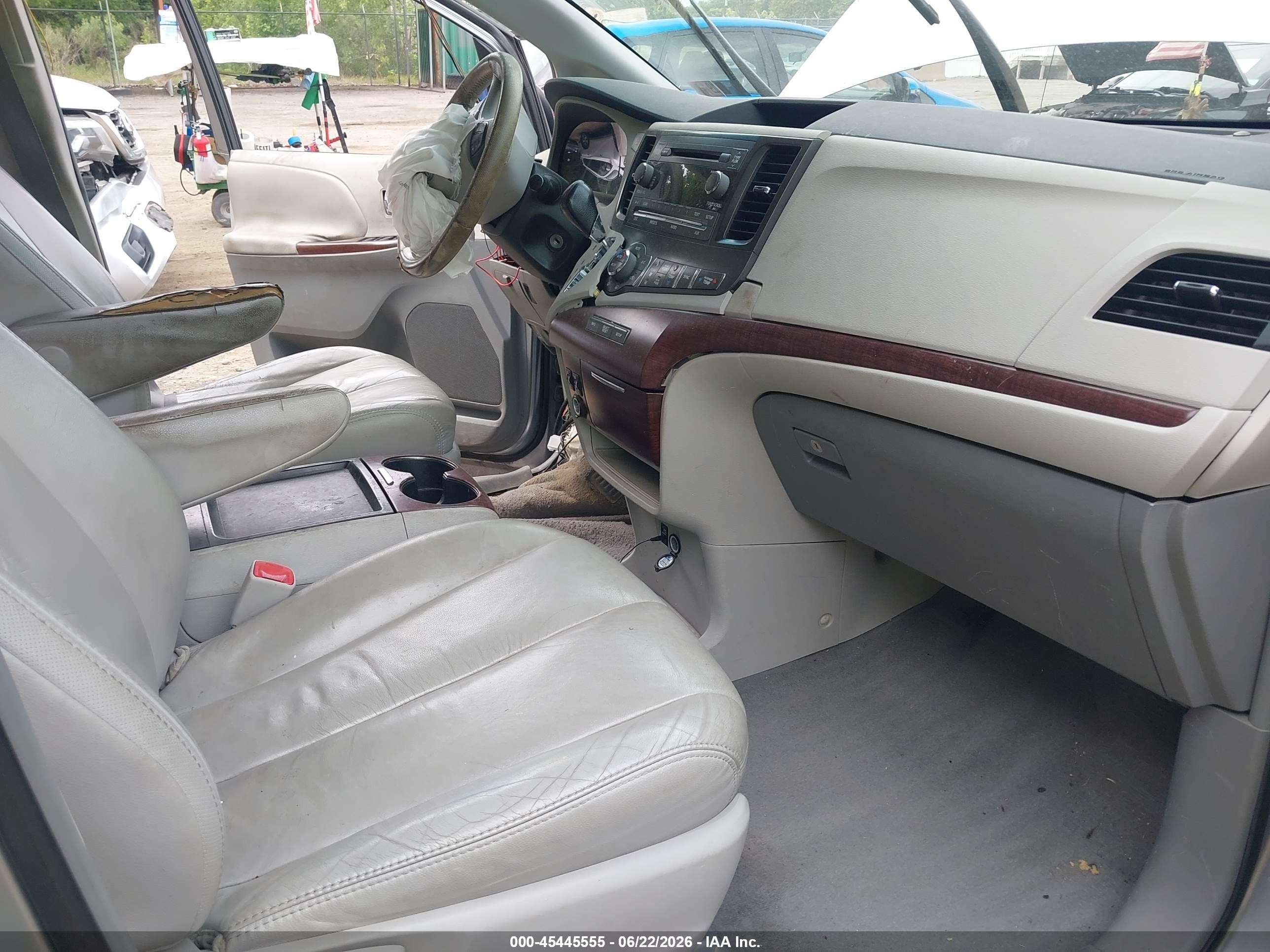 2011 Toyota Sienna Xle V6 Silver vin: 5TDYK3DC0BS106631