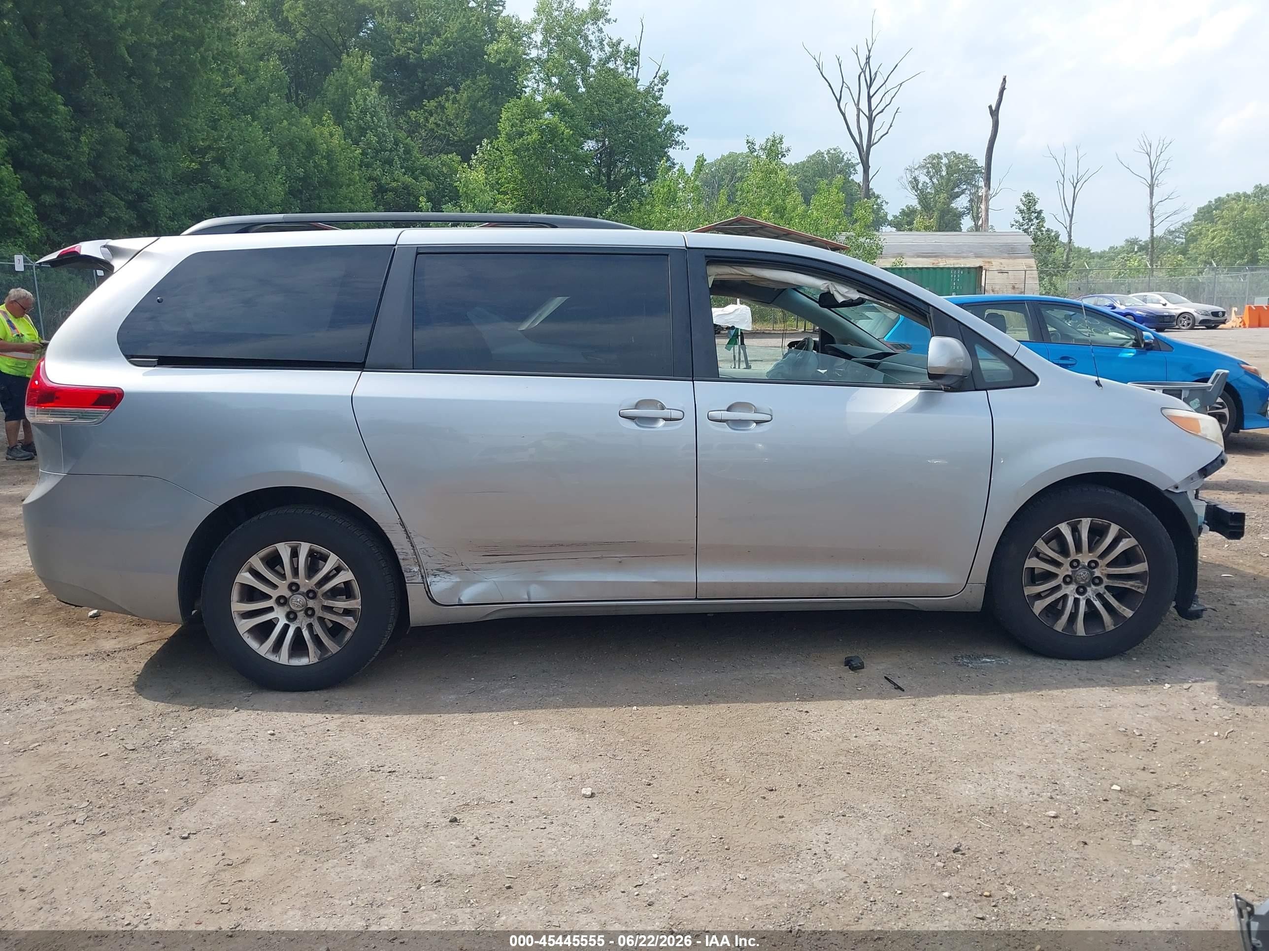 2011 Toyota Sienna Xle V6 Silver vin: 5TDYK3DC0BS106631