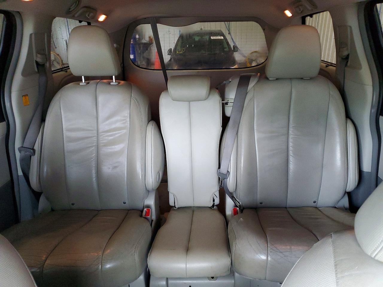 2011 Toyota Sienna Xle 8-passenger Gray vin: 5TDYK3DC0BS111196