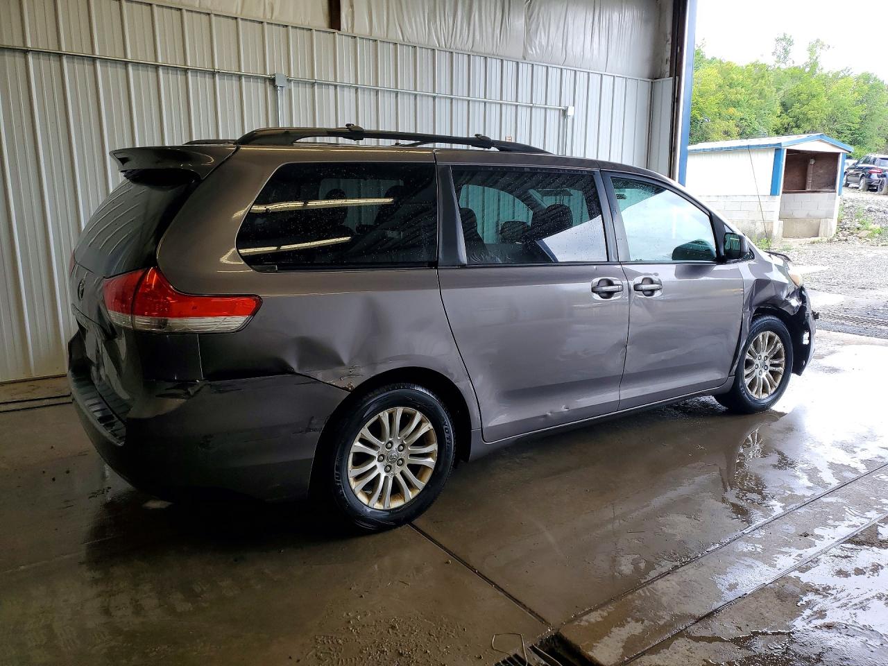 2011 Toyota Sienna Xle 8-passenger Gray vin: 5TDYK3DC0BS111196