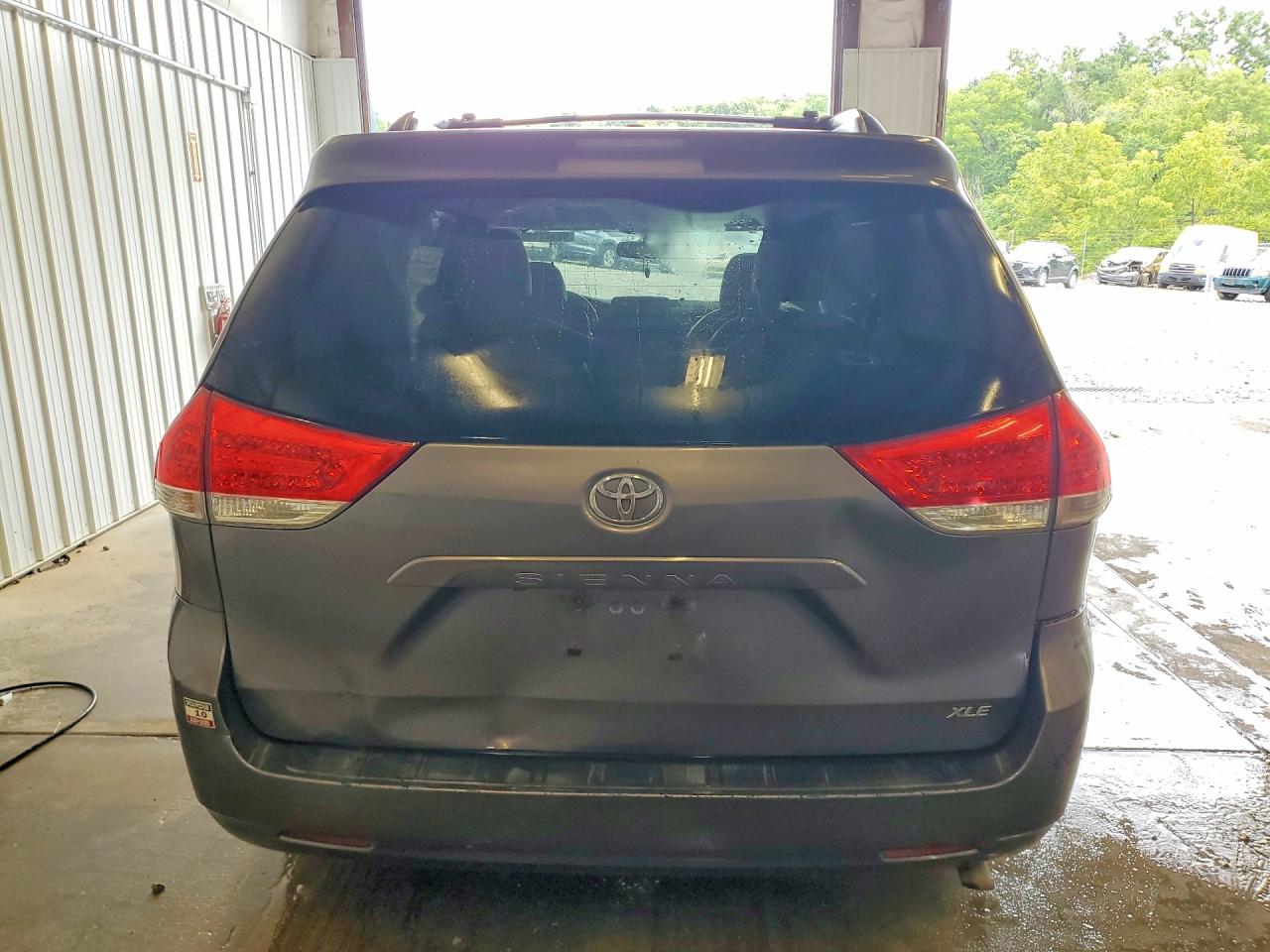 2011 Toyota Sienna Xle 8-passenger Gray vin: 5TDYK3DC0BS111196