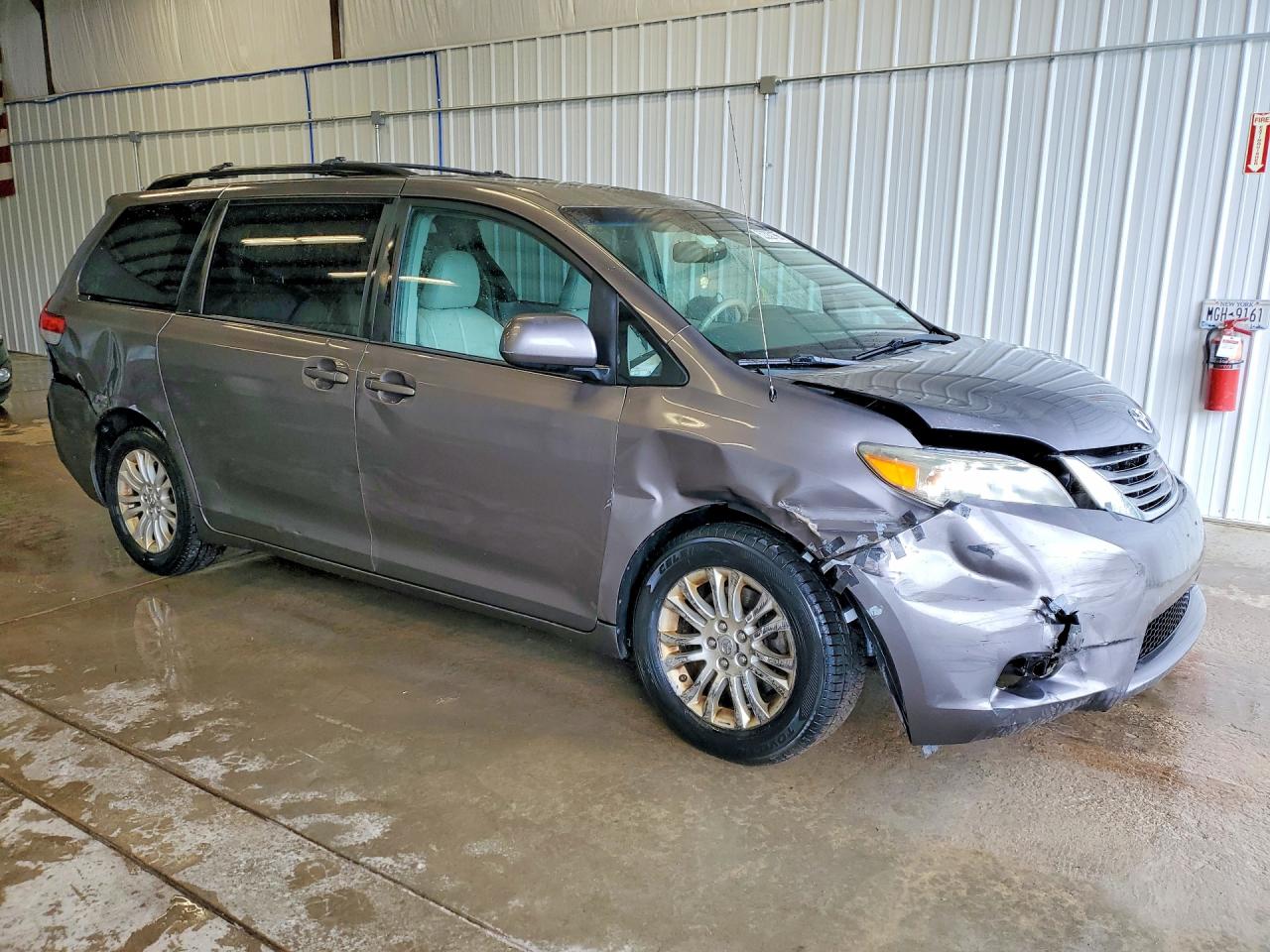 2011 Toyota Sienna Xle 8-passenger Gray vin: 5TDYK3DC0BS111196