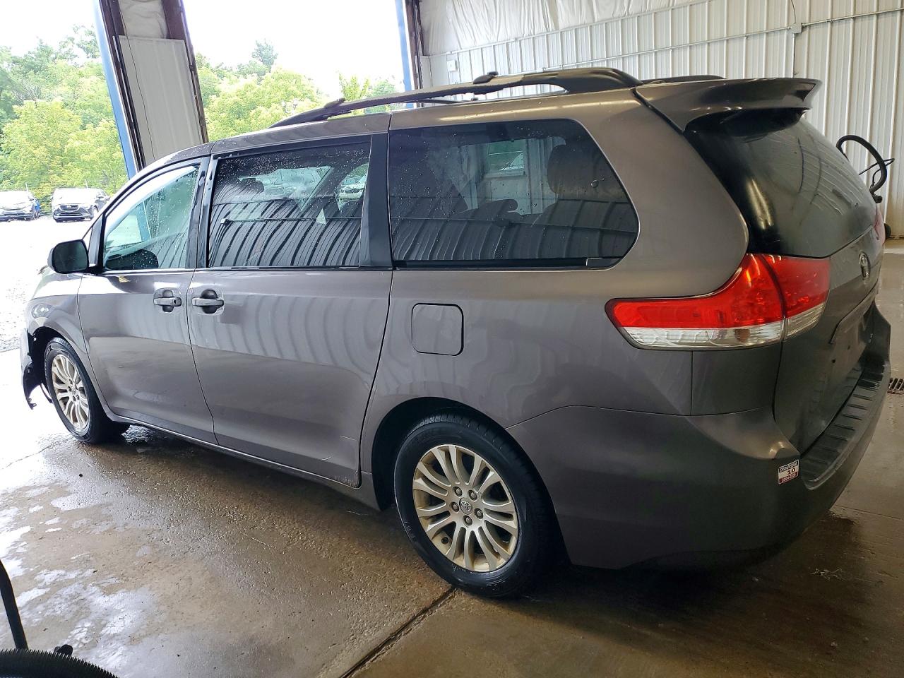 2011 Toyota Sienna Xle 8-passenger Gray vin: 5TDYK3DC0BS111196