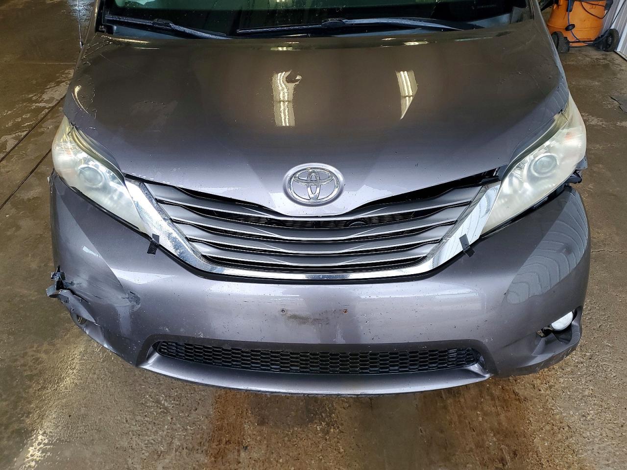 2011 Toyota Sienna Xle 8-passenger Gray vin: 5TDYK3DC0BS111196