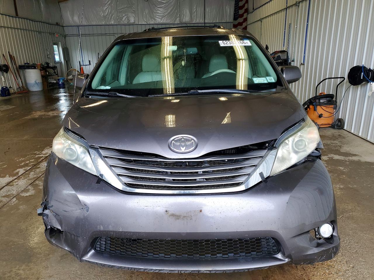2011 Toyota Sienna Xle 8-passenger Gray vin: 5TDYK3DC0BS111196
