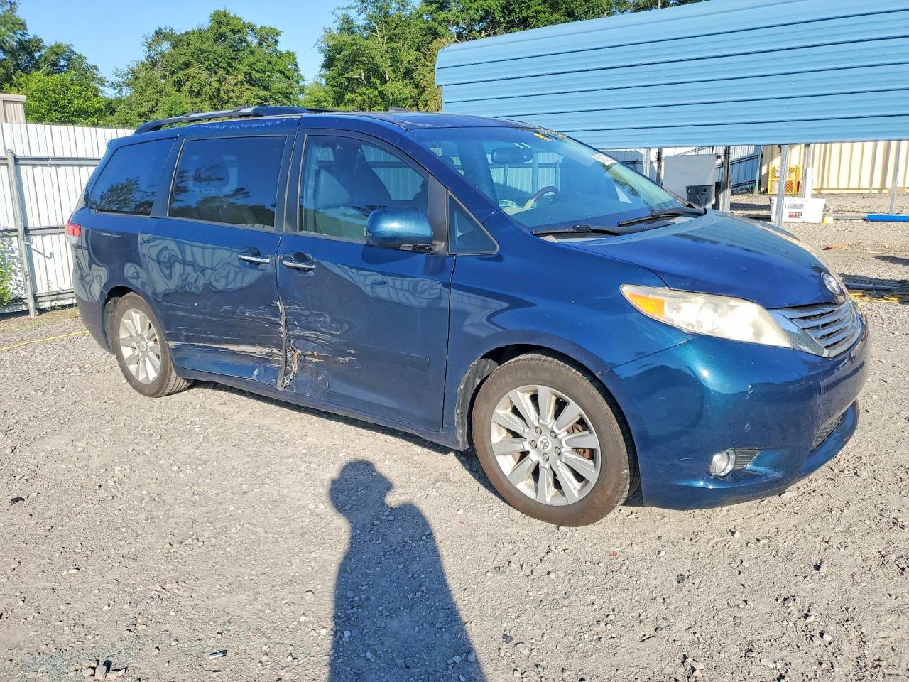 2011 Toyota Sienna Limited 7-passenger Blue vin: 5TDYK3DC0BS147406