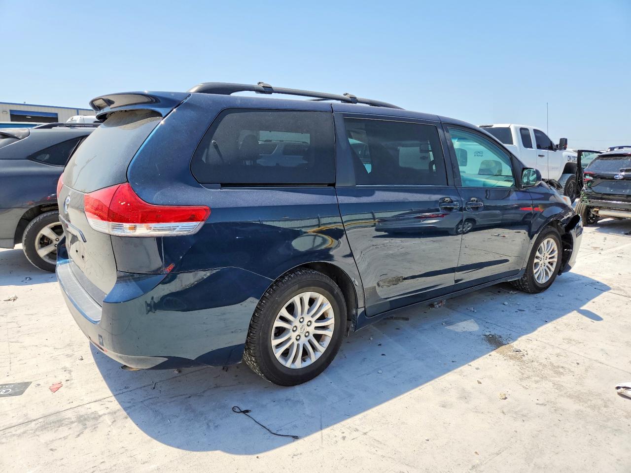 2011 Toyota Sienna Xle 8-passenger Blue vin: 5TDYK3DC0BS154162