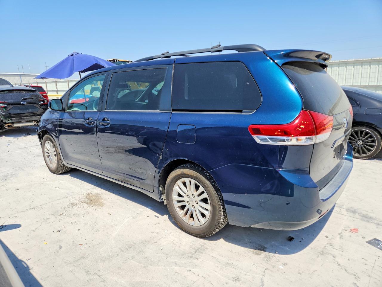 2011 Toyota Sienna Xle 8-passenger Blue vin: 5TDYK3DC0BS154162