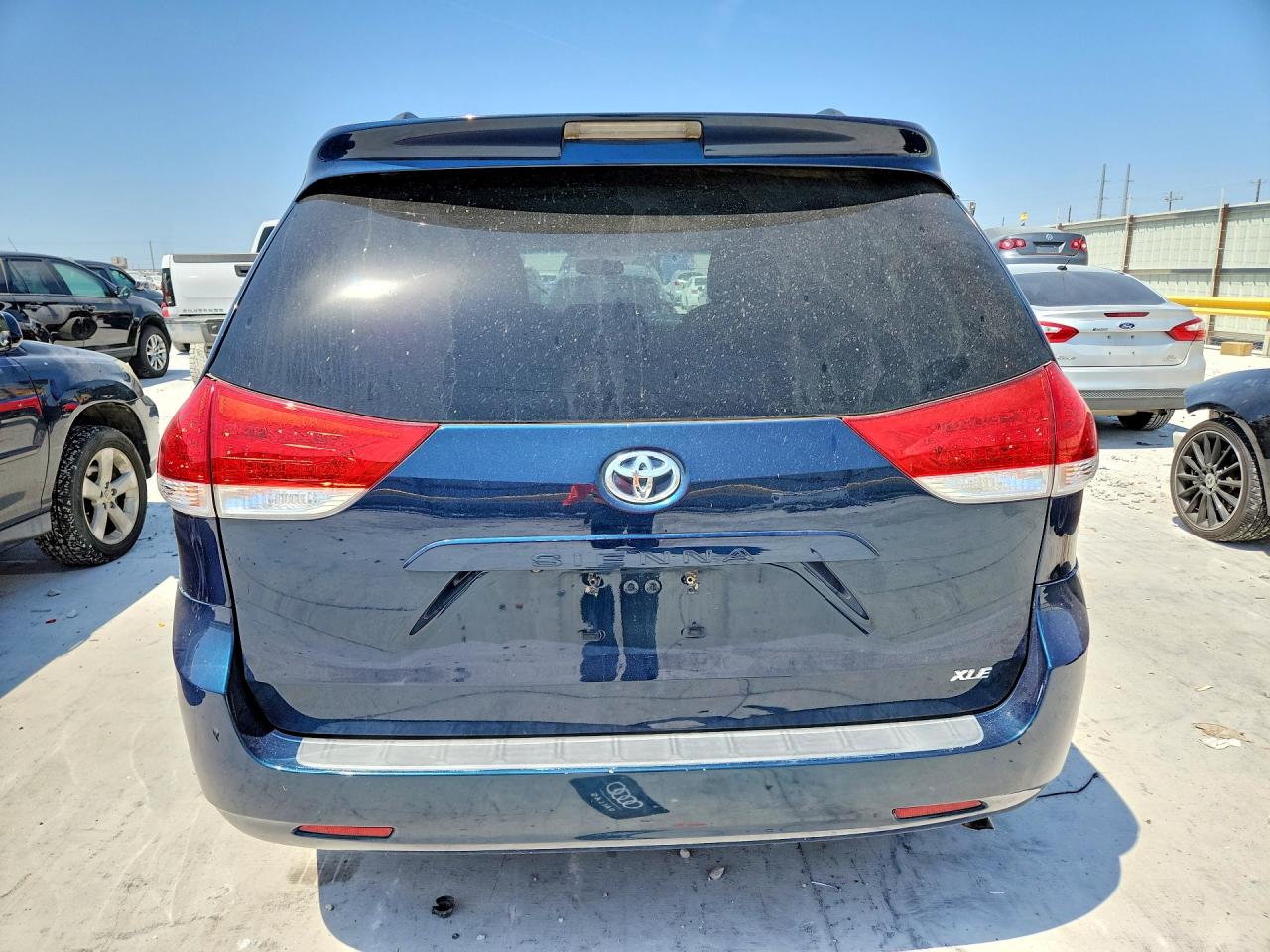 2011 Toyota Sienna Xle 8-passenger Blue vin: 5TDYK3DC0BS154162