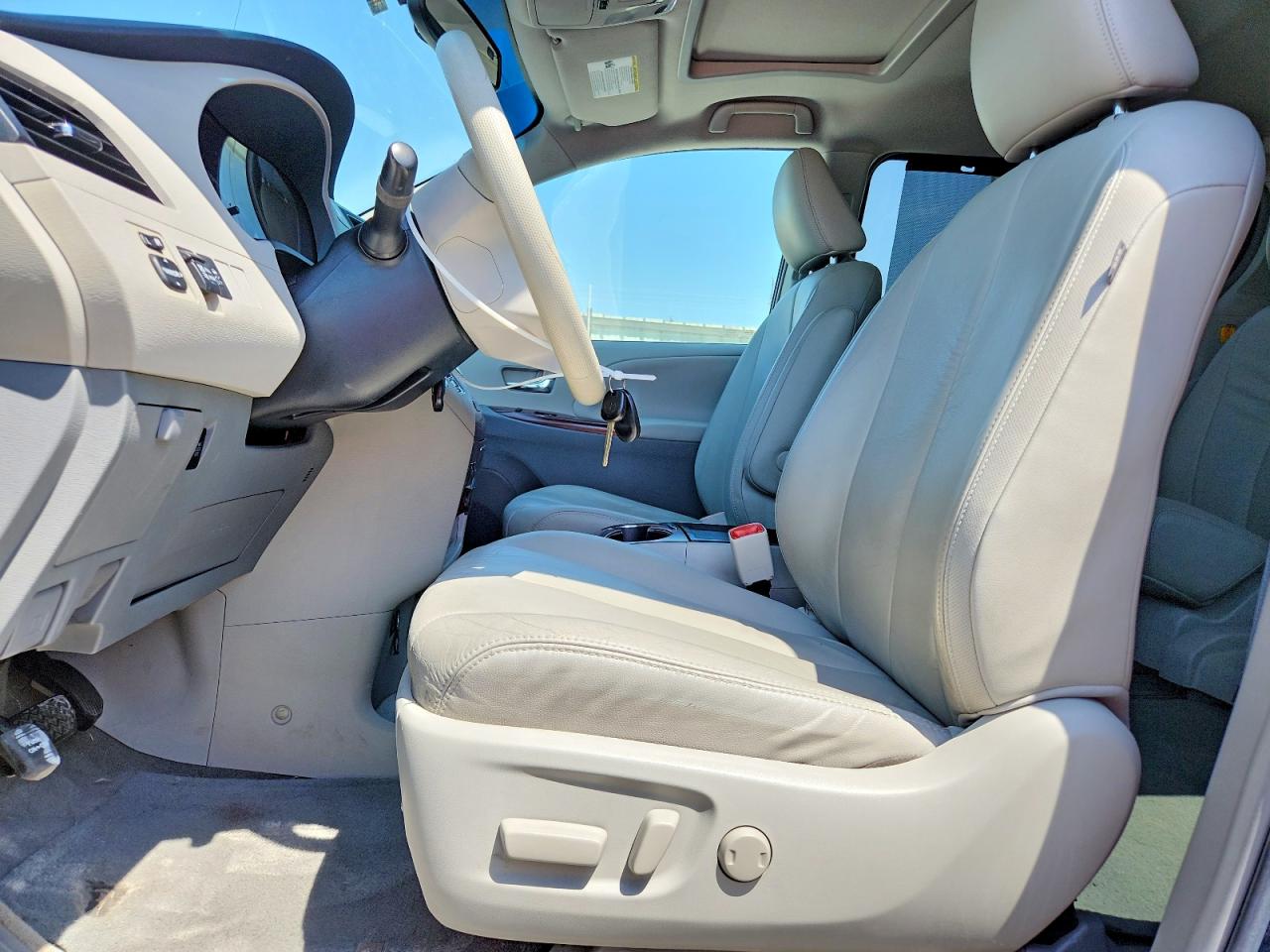 2011 Toyota Sienna Xle 8-passenger Blue vin: 5TDYK3DC0BS154162