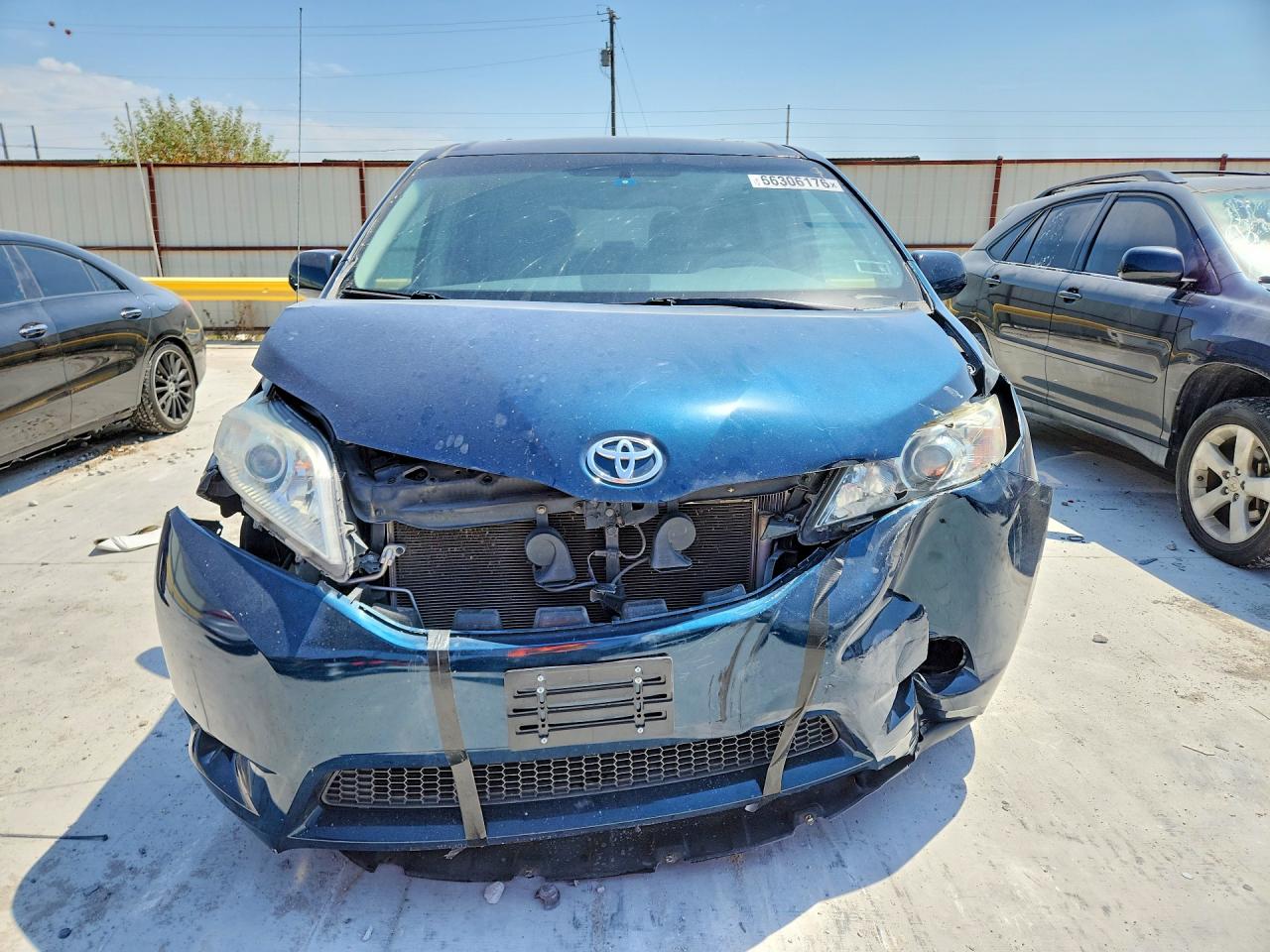 2011 Toyota Sienna Xle 8-passenger Blue vin: 5TDYK3DC0BS154162