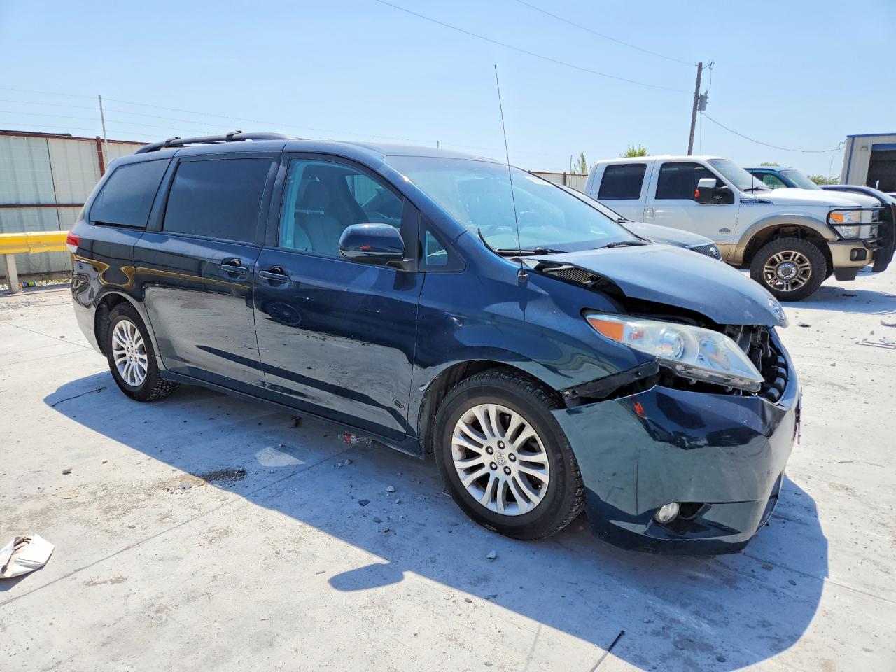 2011 Toyota Sienna Xle 8-passenger Blue vin: 5TDYK3DC0BS154162