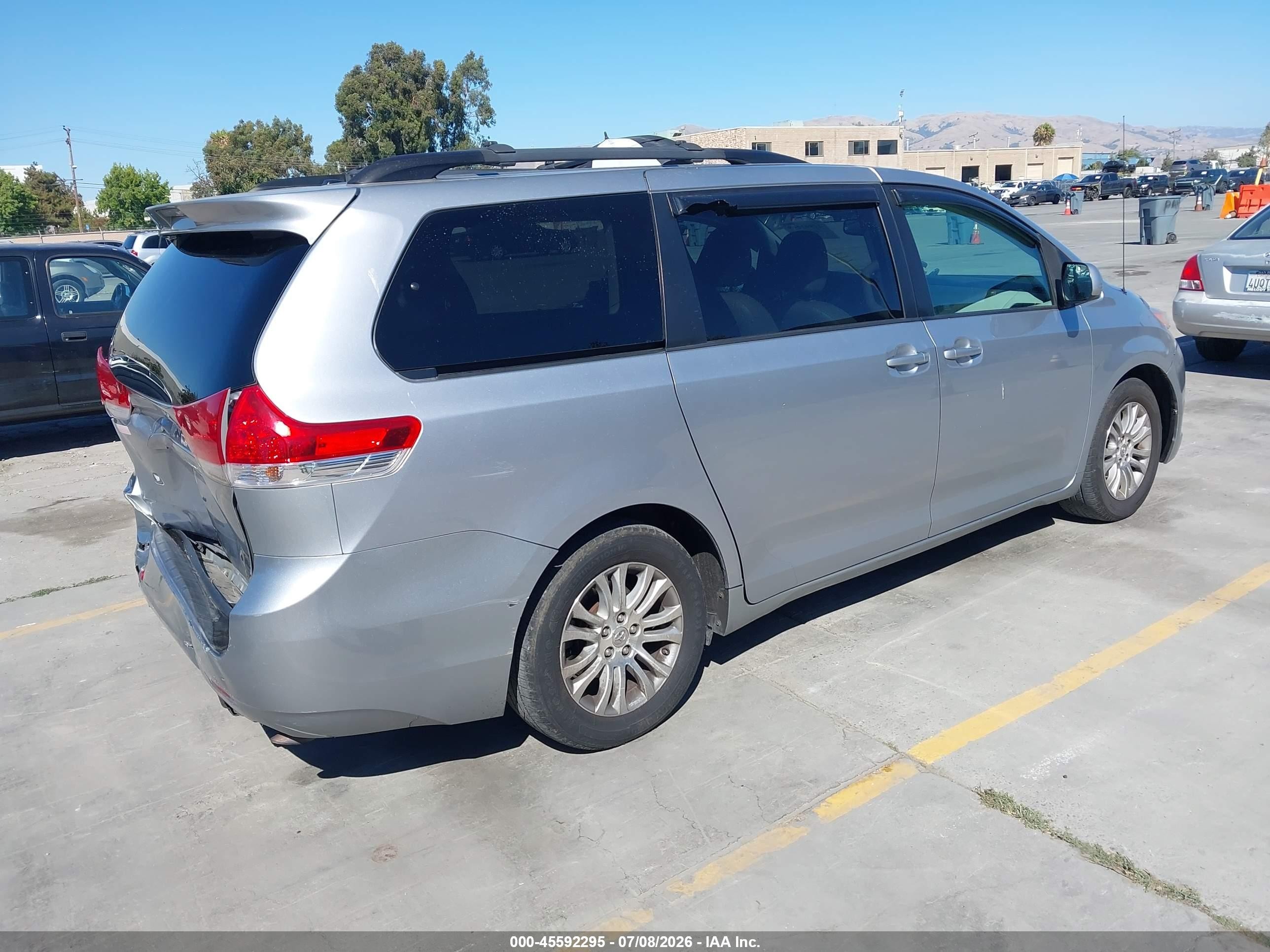 2012 Toyota Sienna Xle V6 8 Passenger Silver vin: 5TDYK3DC0CS190466