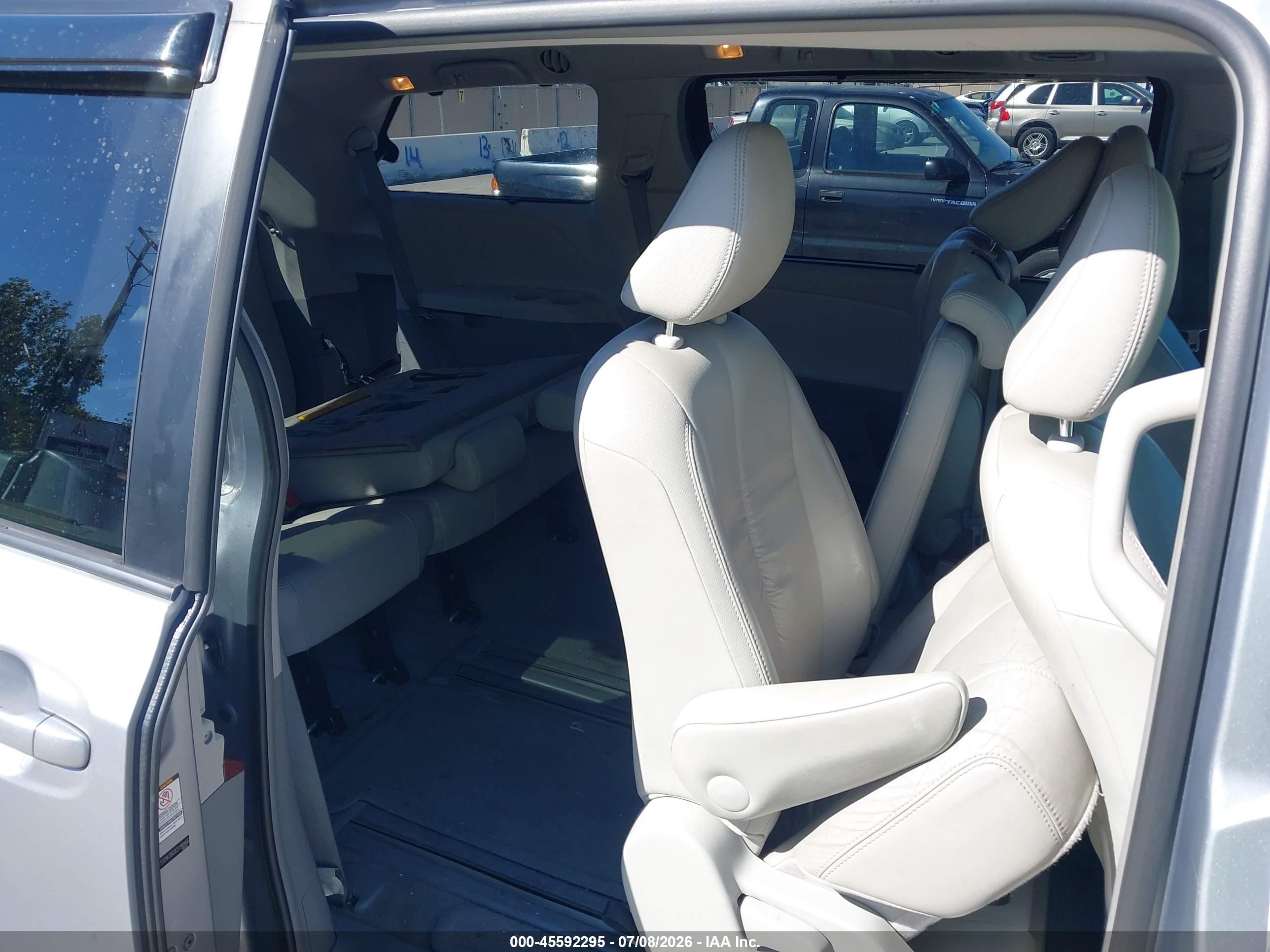 2012 Toyota Sienna Xle V6 8 Passenger Silver vin: 5TDYK3DC0CS190466
