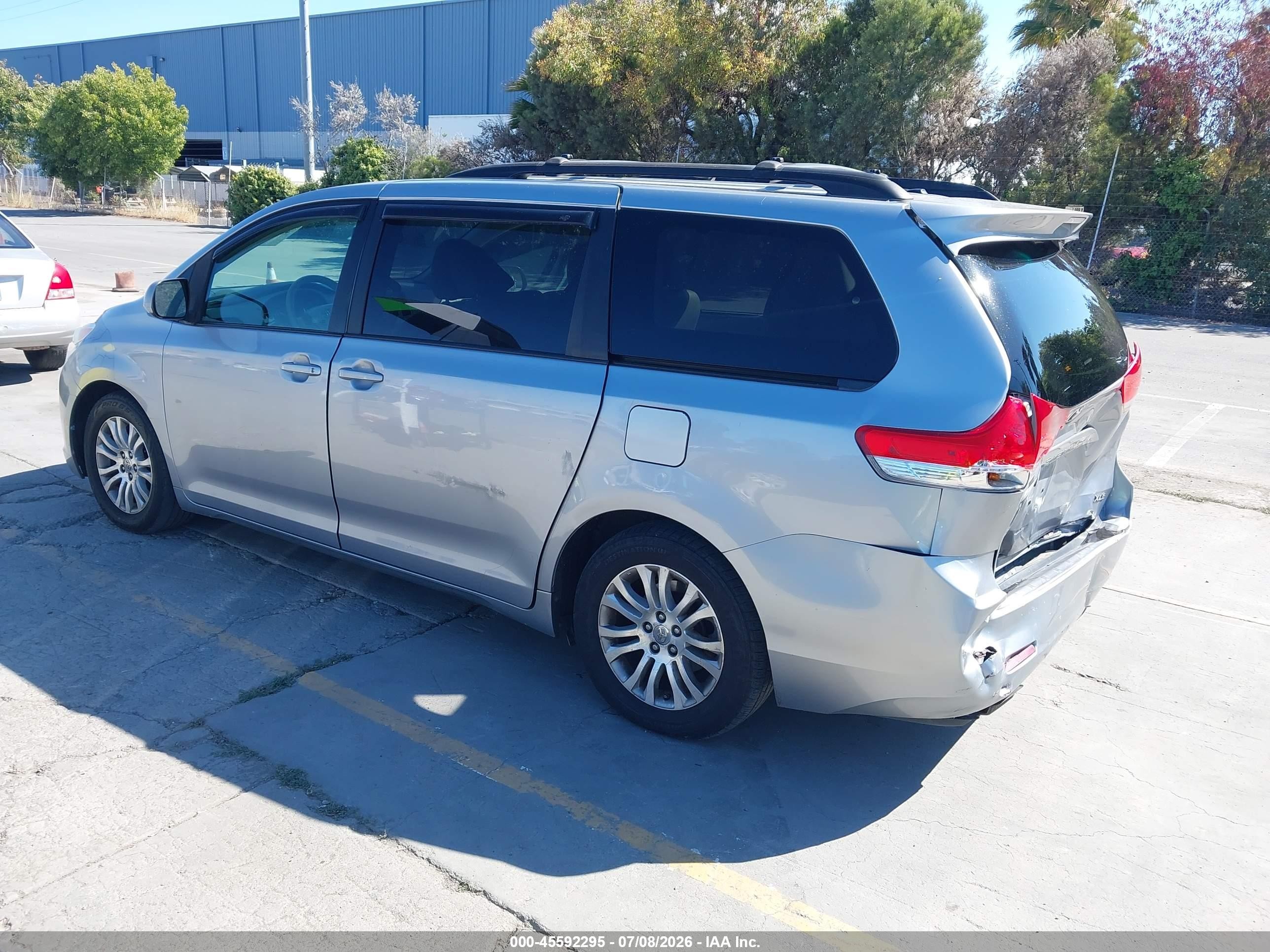 2012 Toyota Sienna Xle V6 8 Passenger Silver vin: 5TDYK3DC0CS190466