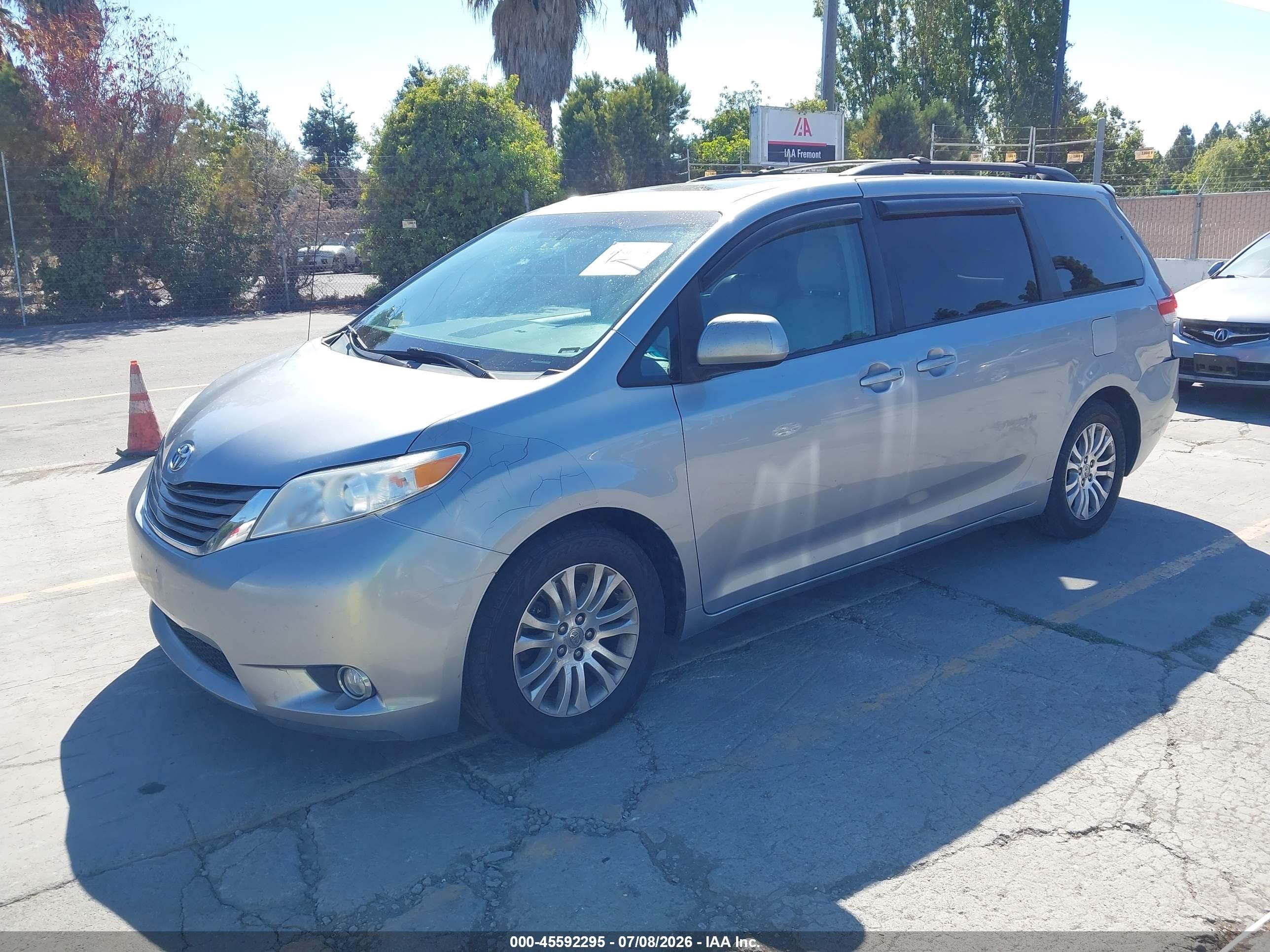 2012 Toyota Sienna Xle V6 8 Passenger Silver vin: 5TDYK3DC0CS190466