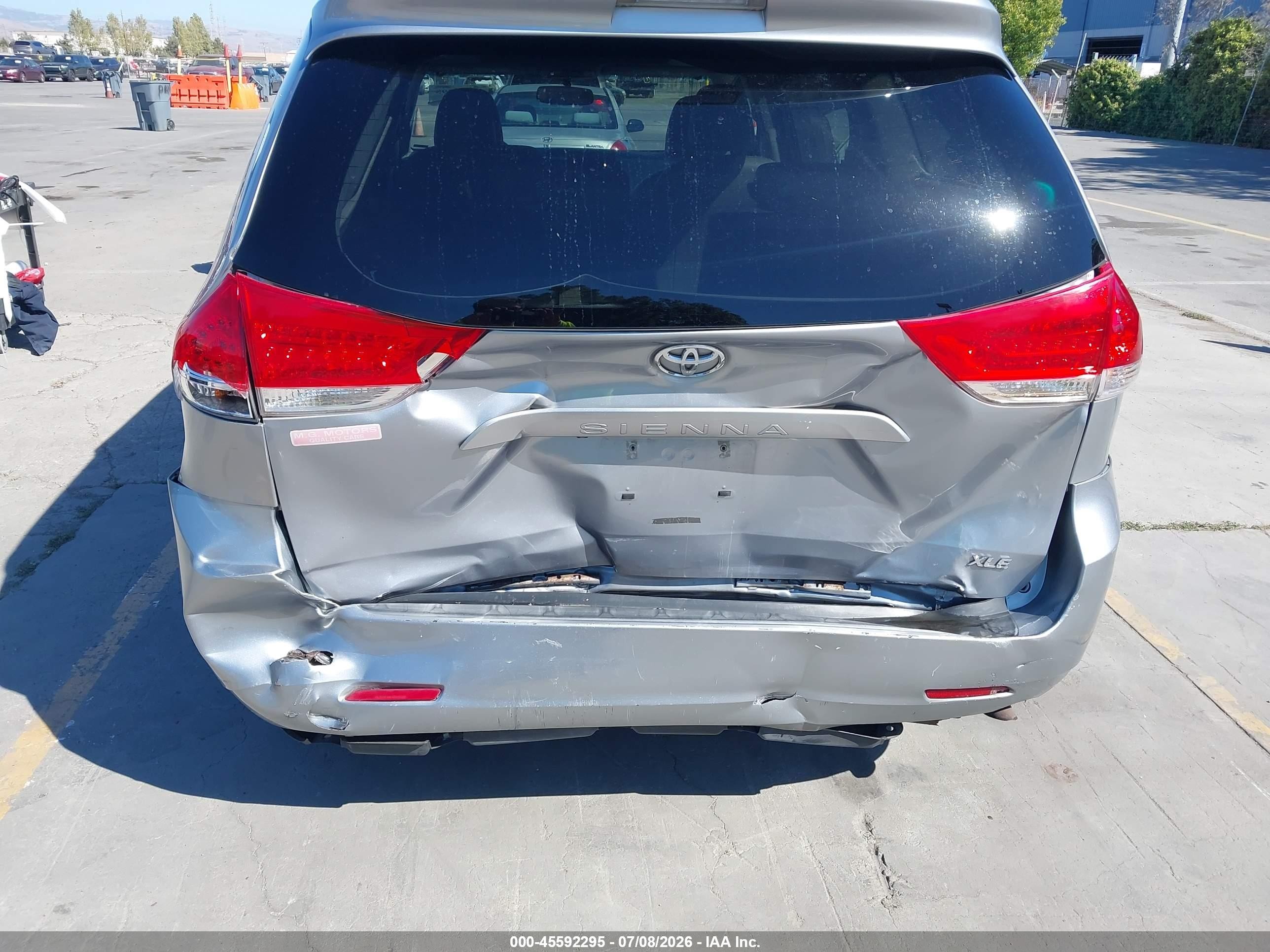 2012 Toyota Sienna Xle V6 8 Passenger Silver vin: 5TDYK3DC0CS190466
