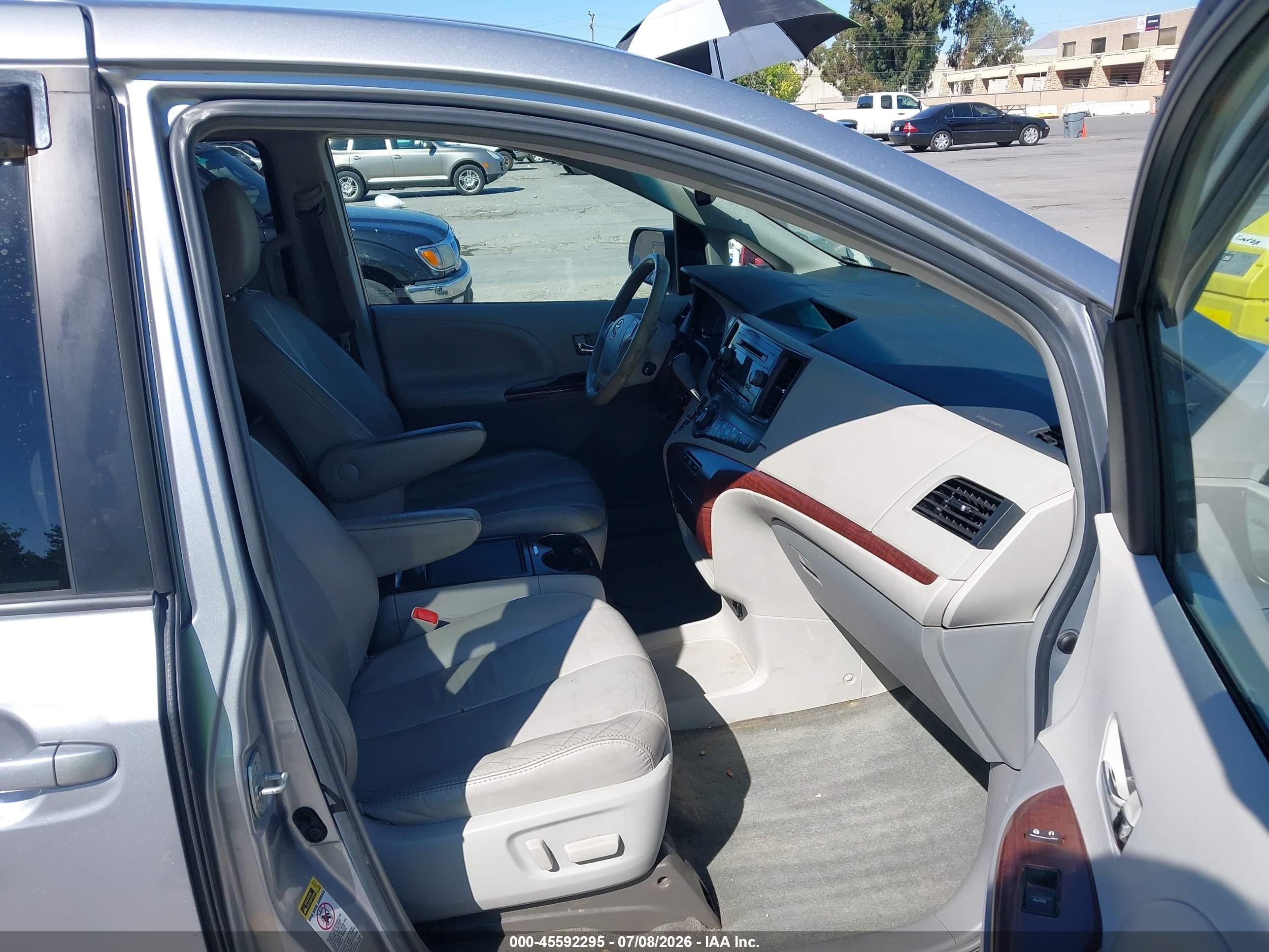 2012 Toyota Sienna Xle V6 8 Passenger Silver vin: 5TDYK3DC0CS190466