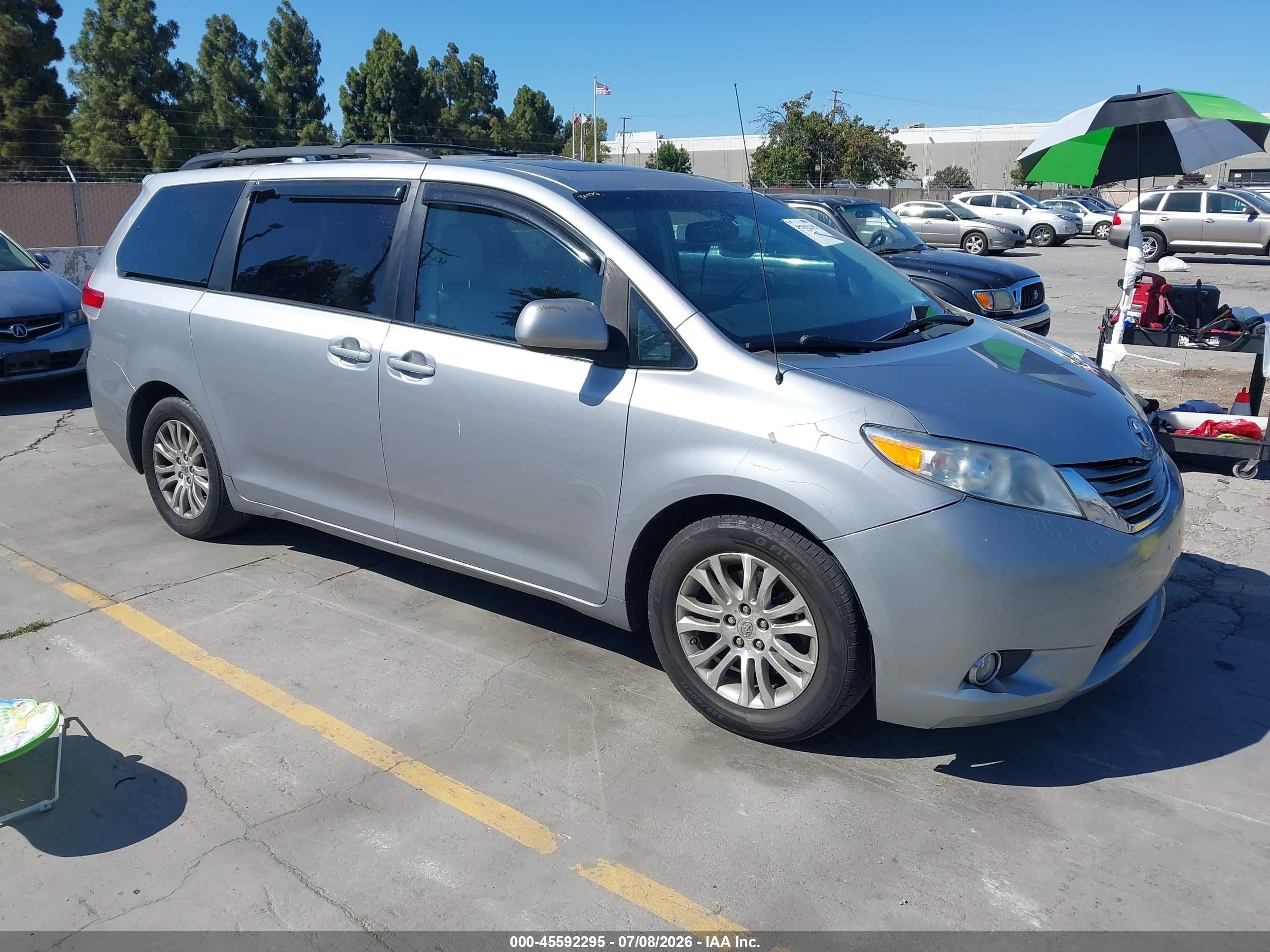 2012 Toyota Sienna Xle V6 8 Passenger Silver vin: 5TDYK3DC0CS190466