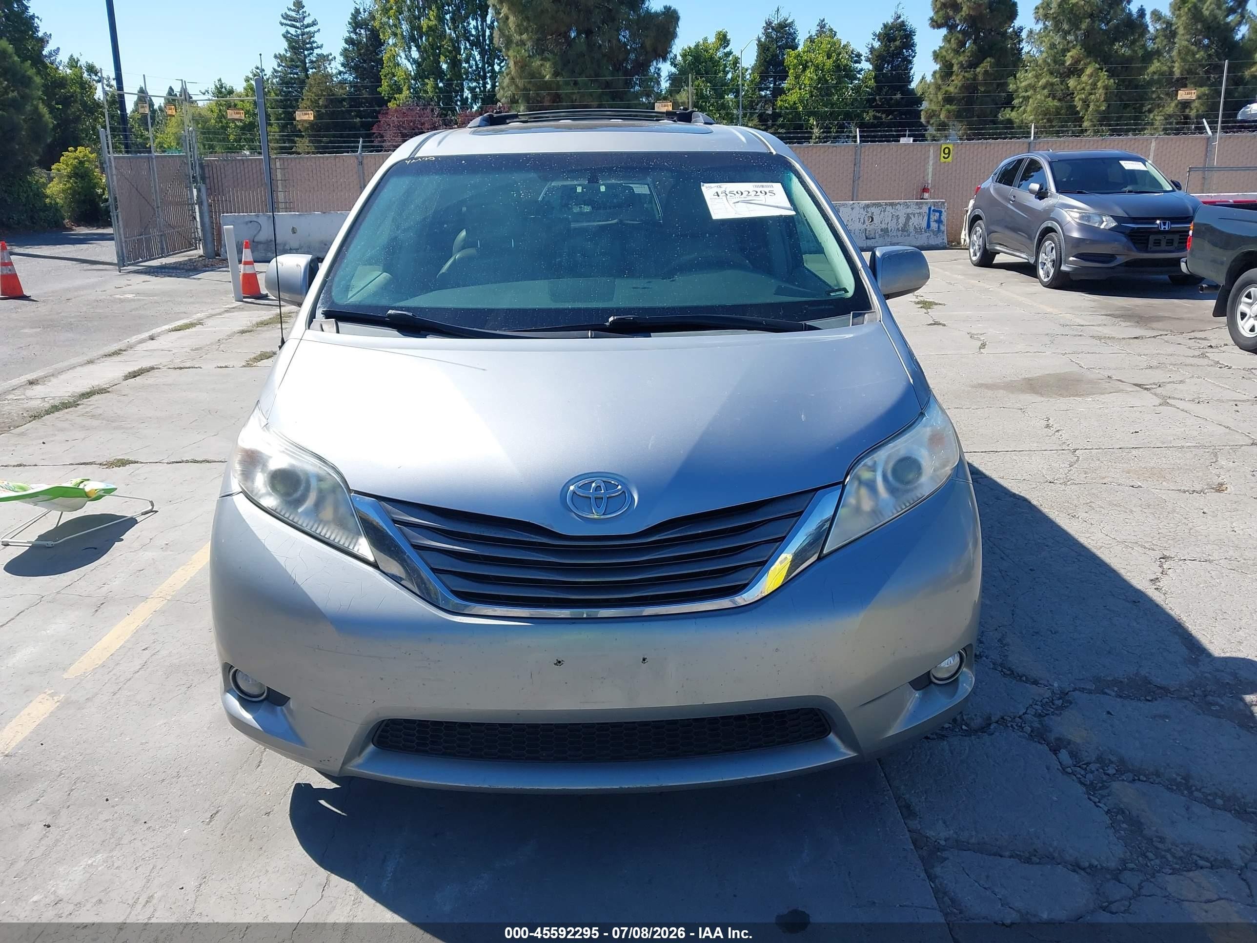 2012 Toyota Sienna Xle V6 8 Passenger Silver vin: 5TDYK3DC0CS190466