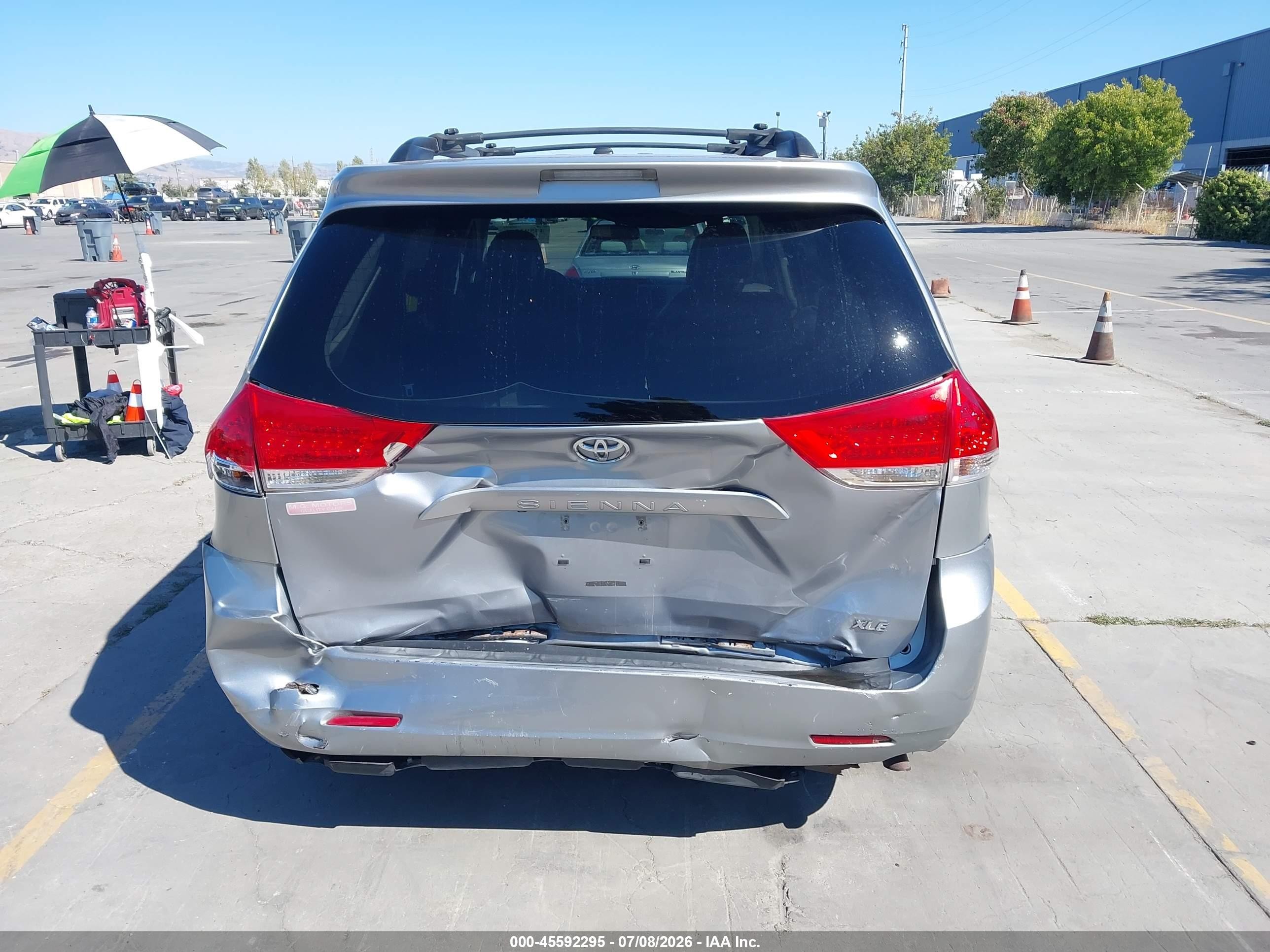 2012 Toyota Sienna Xle V6 8 Passenger Silver vin: 5TDYK3DC0CS190466