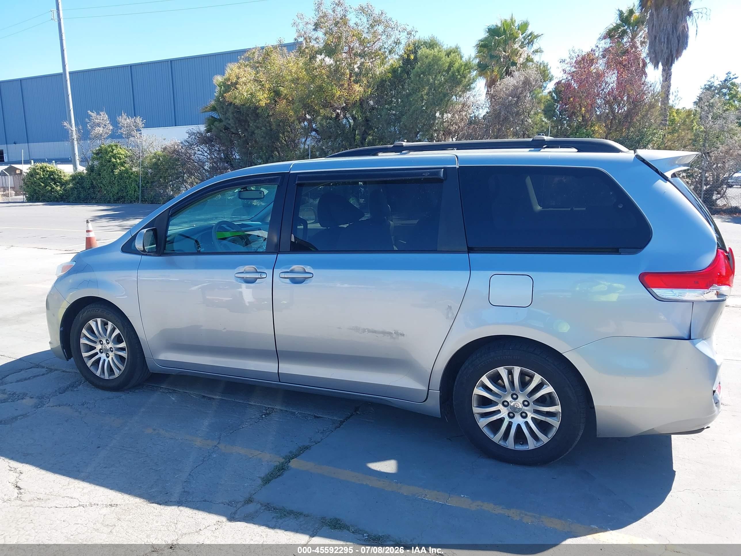 2012 Toyota Sienna Xle V6 8 Passenger Silver vin: 5TDYK3DC0CS190466