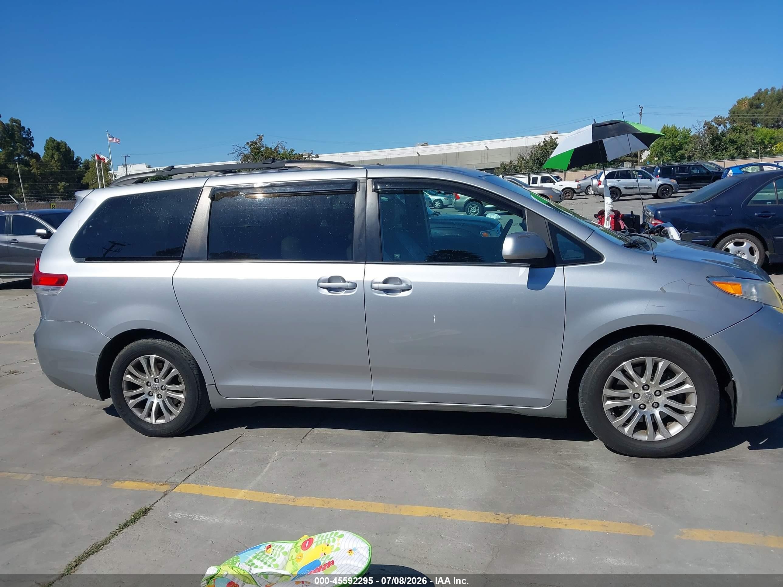 2012 Toyota Sienna Xle V6 8 Passenger Silver vin: 5TDYK3DC0CS190466