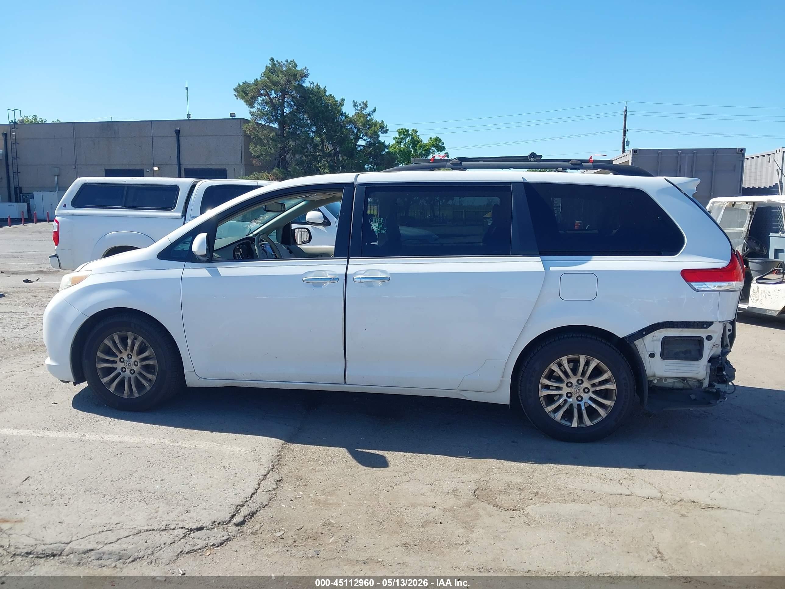 2012 Toyota Sienna Xle V6 8 Passenger White vin: 5TDYK3DC0CS225703