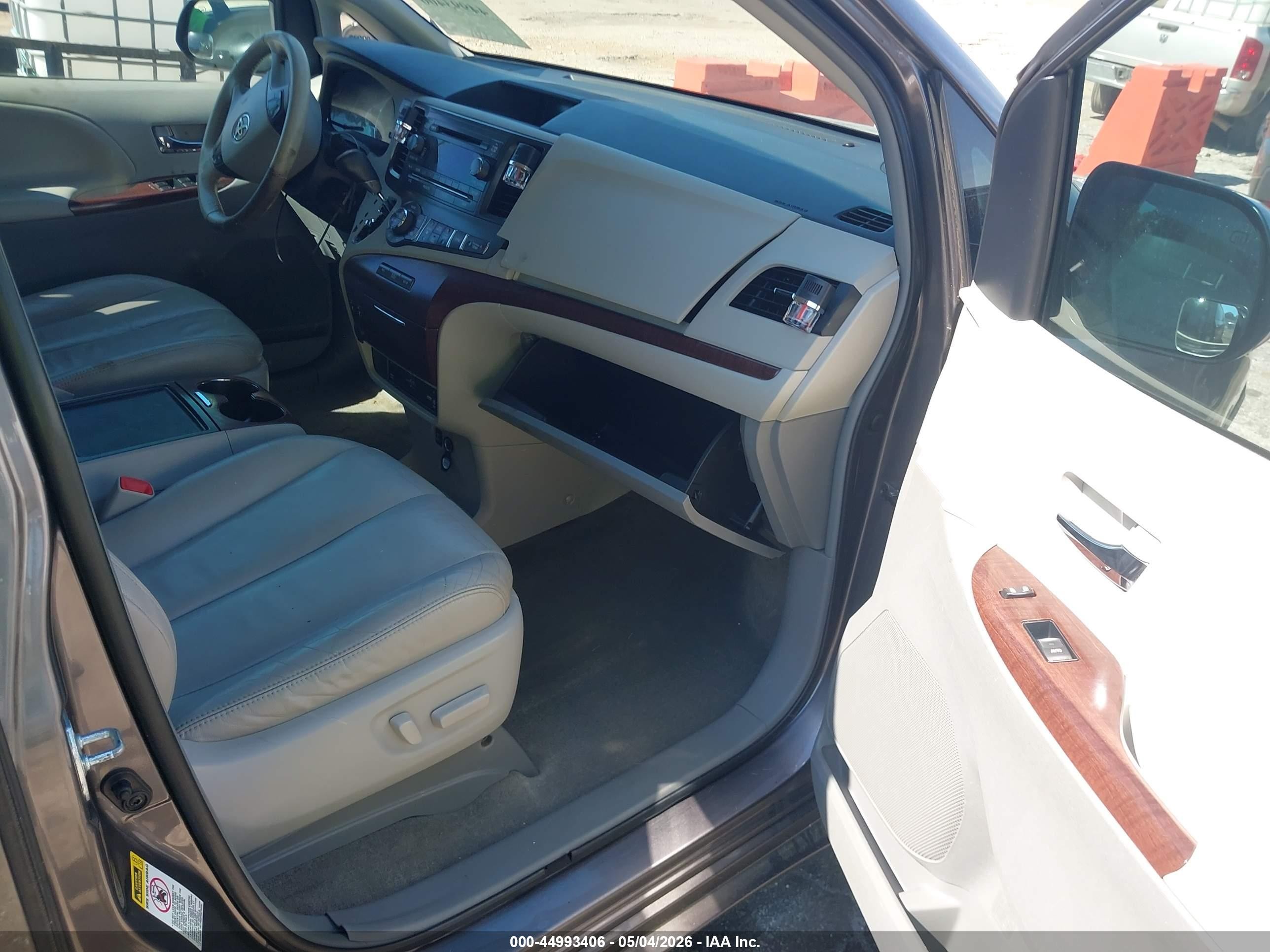 2012 Toyota Sienna Xle V6 8 Passenger Gold vin: 5TDYK3DC0CS261956