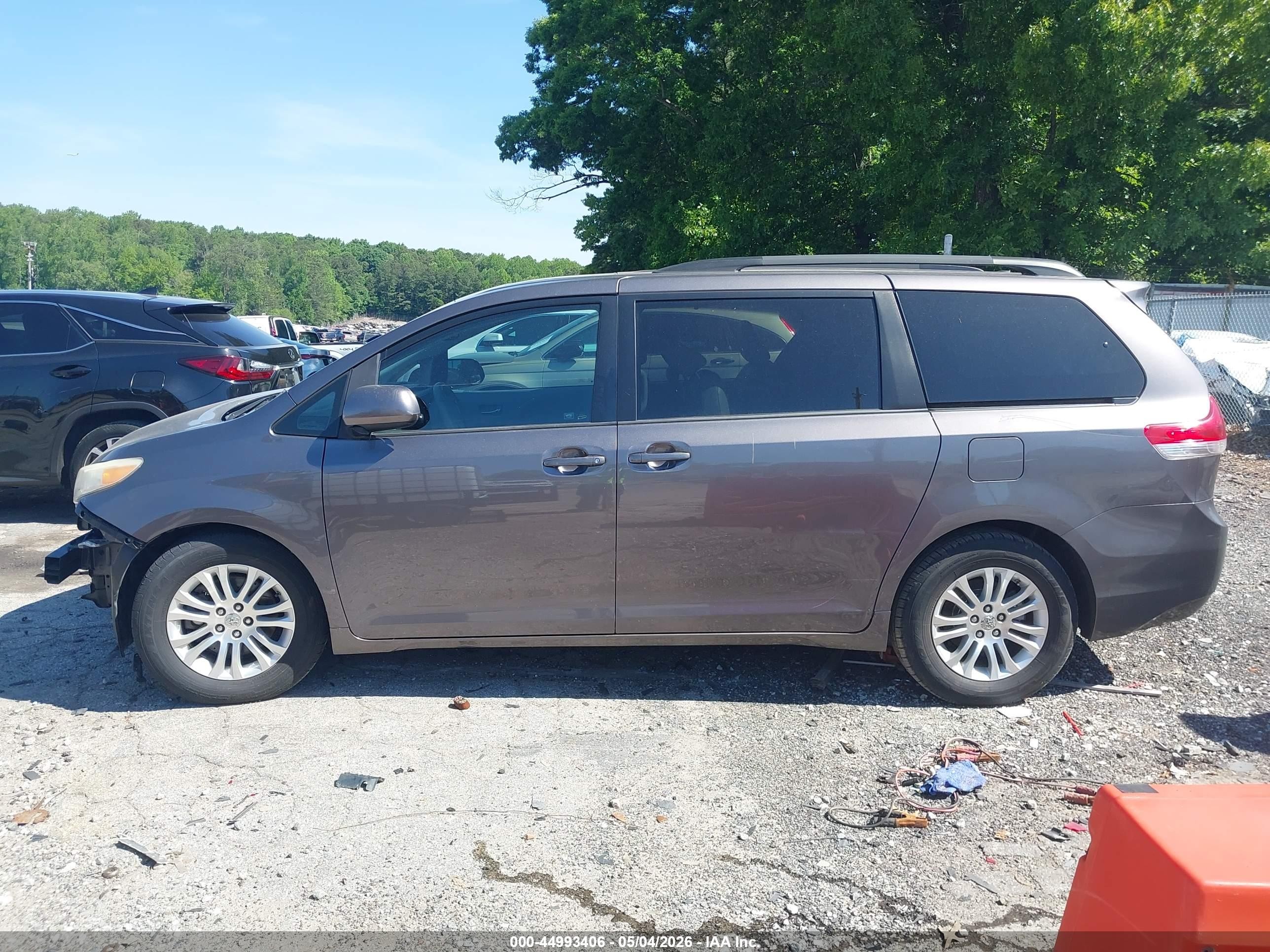 2012 Toyota Sienna Xle V6 8 Passenger Gold vin: 5TDYK3DC0CS261956