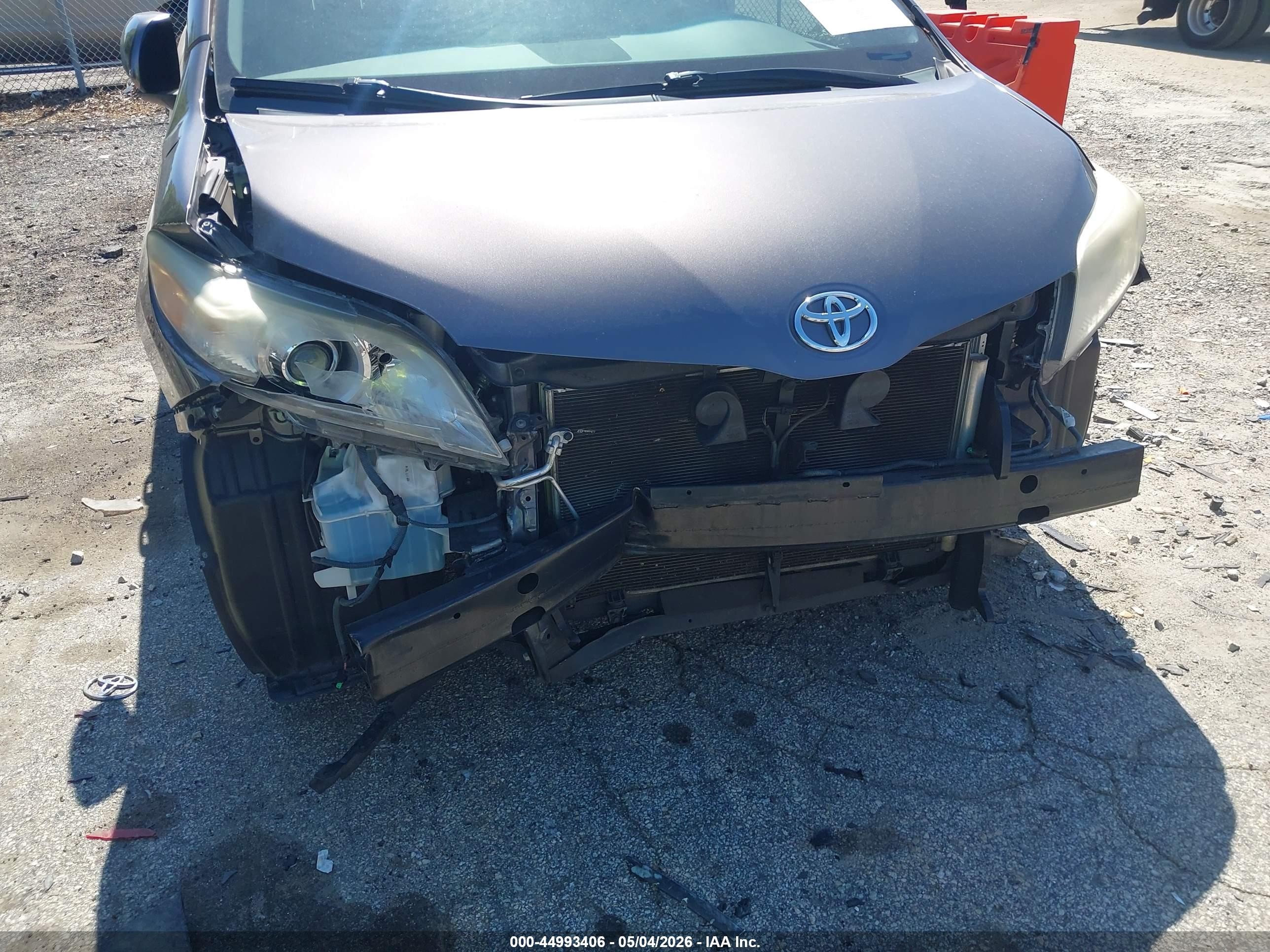 2012 Toyota Sienna Xle V6 8 Passenger Gold vin: 5TDYK3DC0CS261956