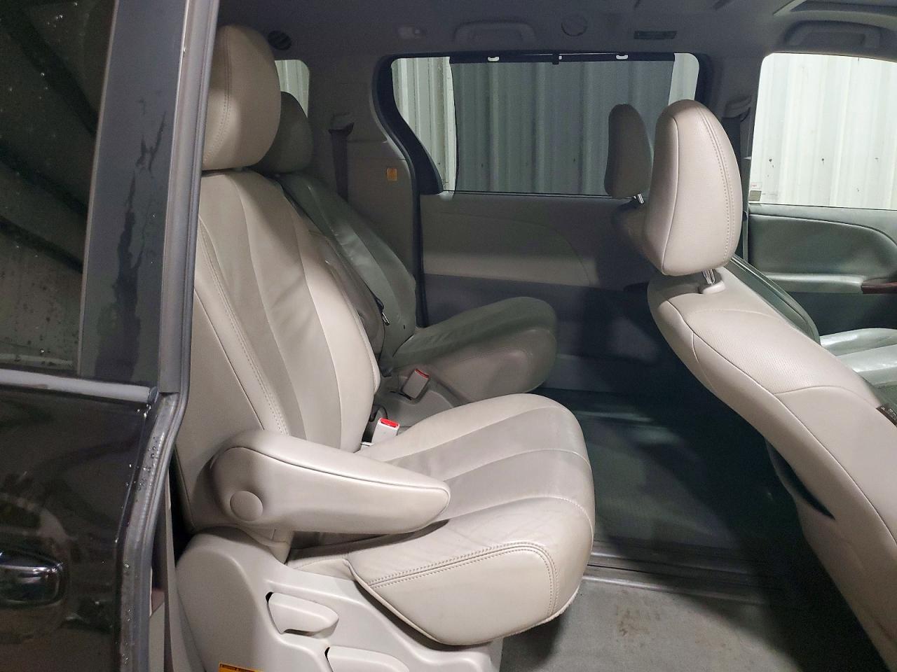 2012 Toyota Sienna Xle 8-passenger Black vin: 5TDYK3DC0CS265845