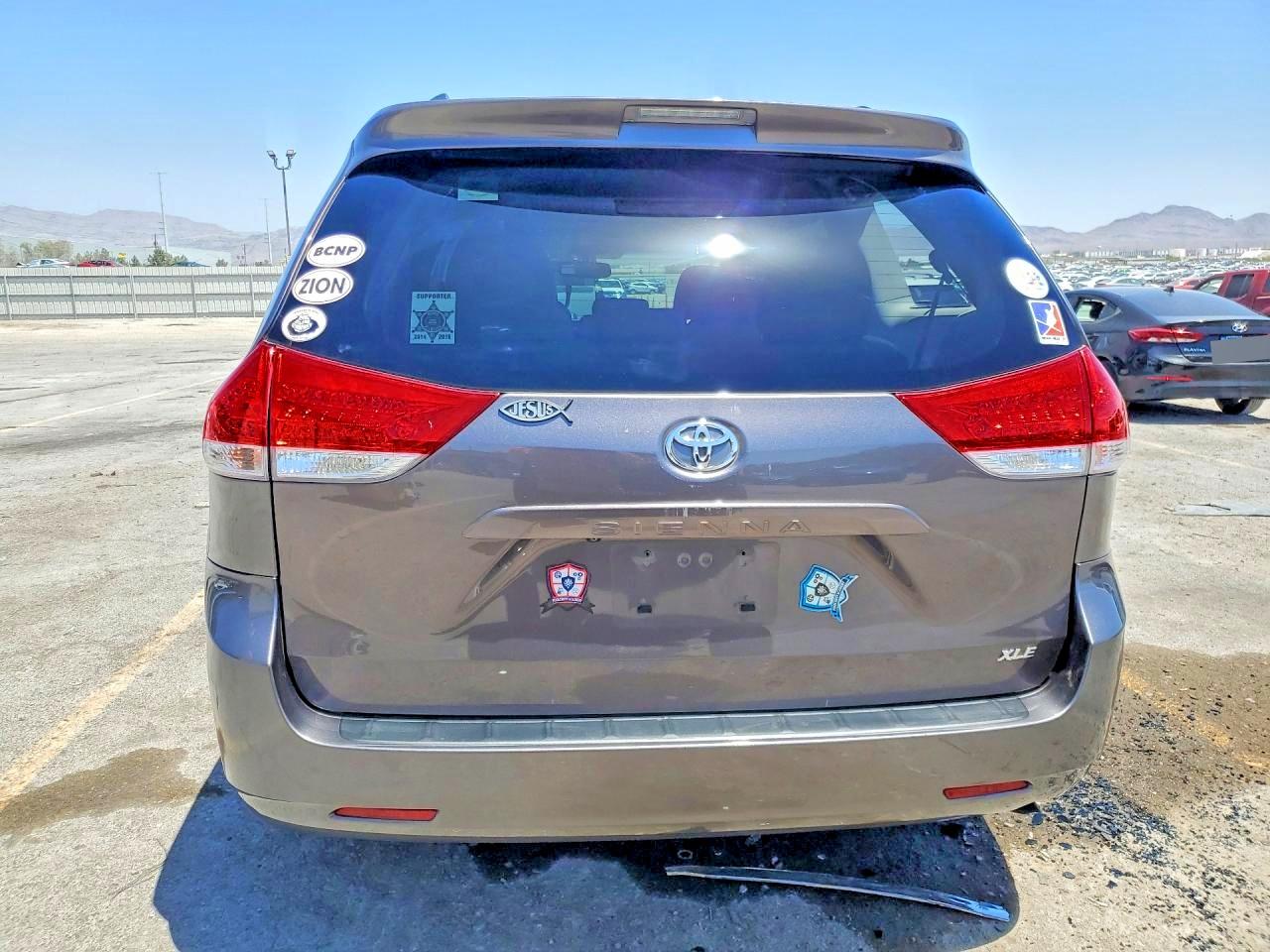 2012 Toyota Sienna Xle 8-passenger Charcoal vin: 5TDYK3DC0CS271029