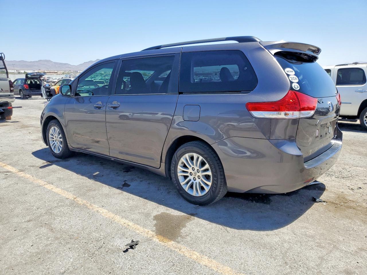 2012 Toyota Sienna Xle 8-passenger Charcoal vin: 5TDYK3DC0CS271029