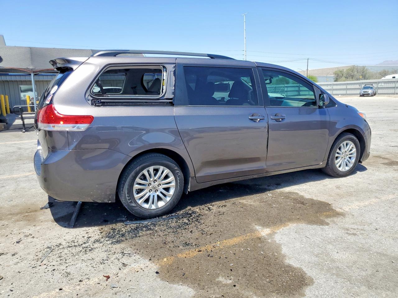 2012 Toyota Sienna Xle 8-passenger Charcoal vin: 5TDYK3DC0CS271029