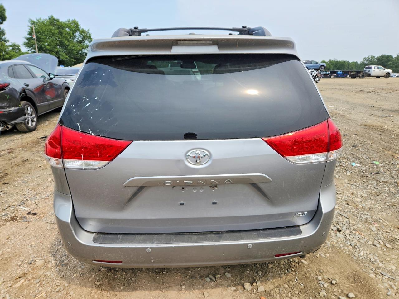 2013 Toyota Sienna Xle 8-passenger Silver vin: 5TDYK3DC0DS343333