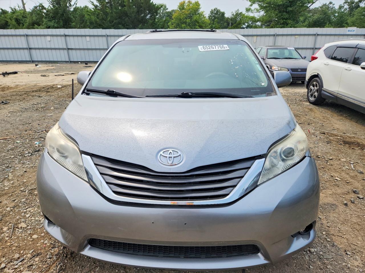 2013 Toyota Sienna Xle 8-passenger Silver vin: 5TDYK3DC0DS343333