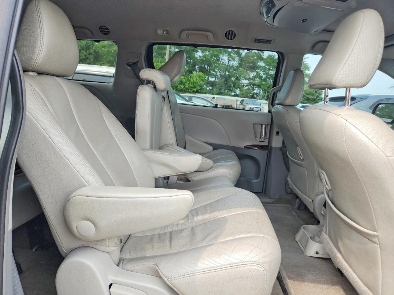 2013 Toyota Sienna Xle 8-passenger Silver vin: 5TDYK3DC0DS343333