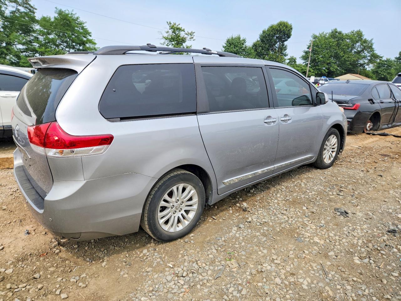 2013 Toyota Sienna Xle 8-passenger Silver vin: 5TDYK3DC0DS343333