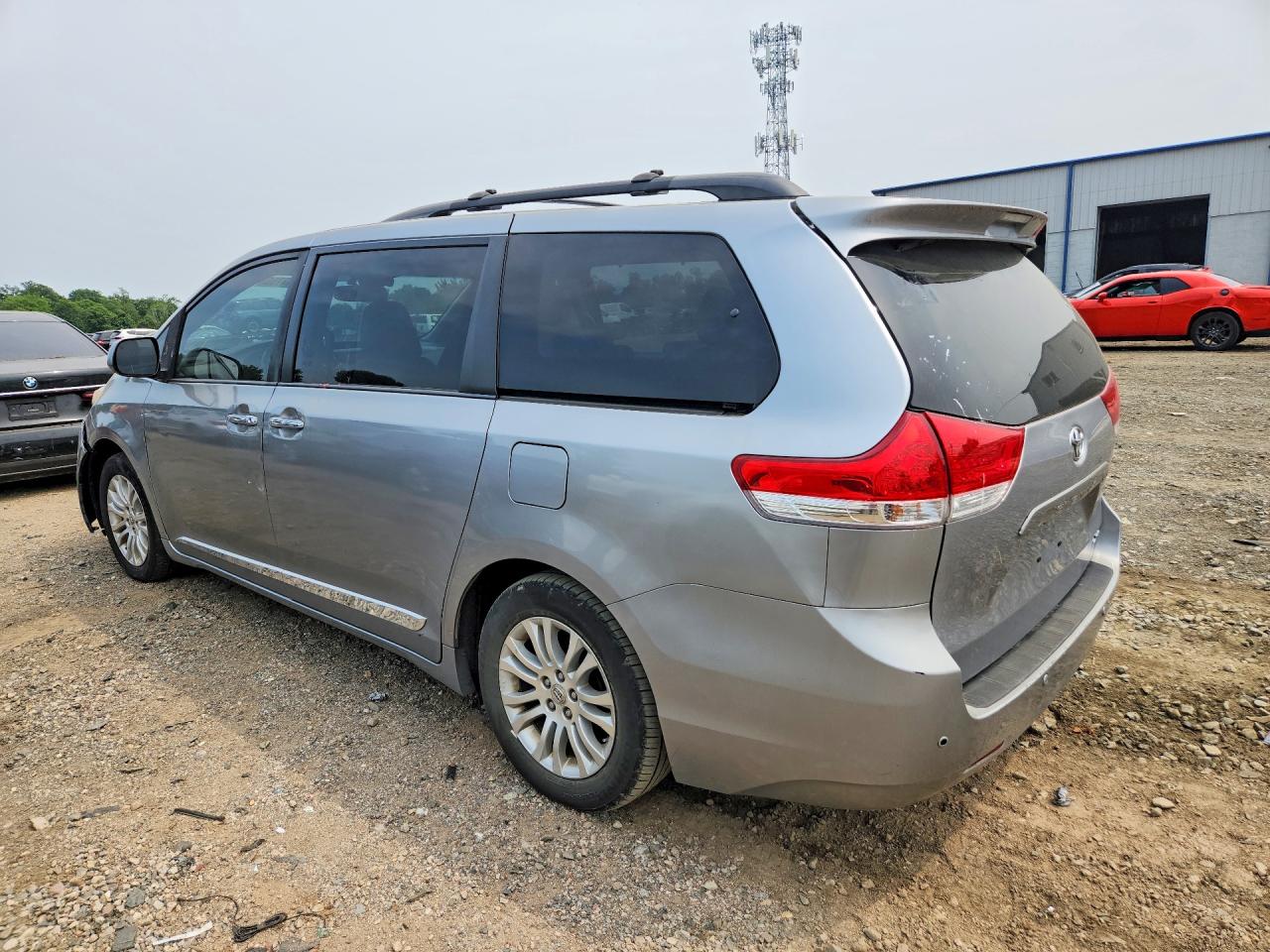 2013 Toyota Sienna Xle 8-passenger Silver vin: 5TDYK3DC0DS343333