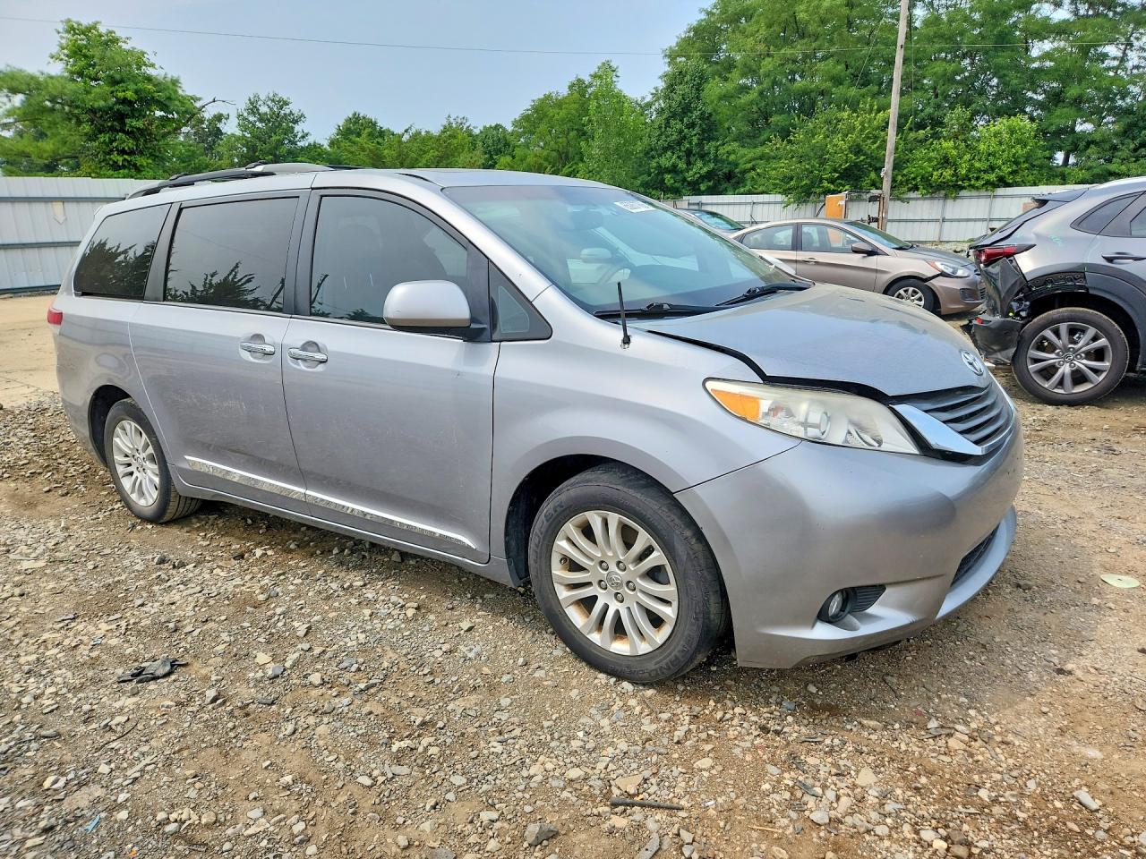 2013 Toyota Sienna Xle 8-passenger Silver vin: 5TDYK3DC0DS343333