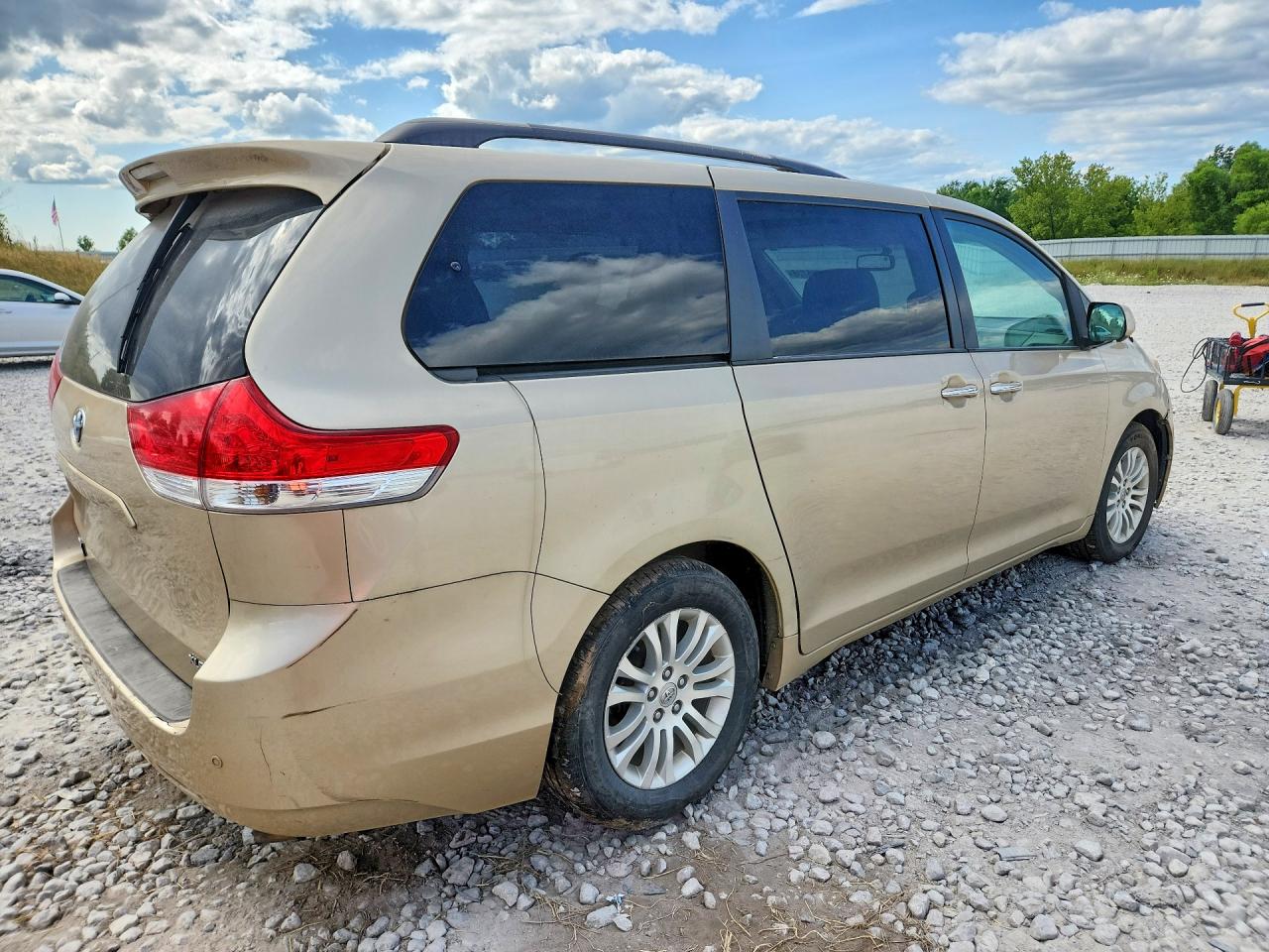 2013 Toyota Sienna Xle 8-passenger Желто-коричневый vin: 5TDYK3DC0DS353053