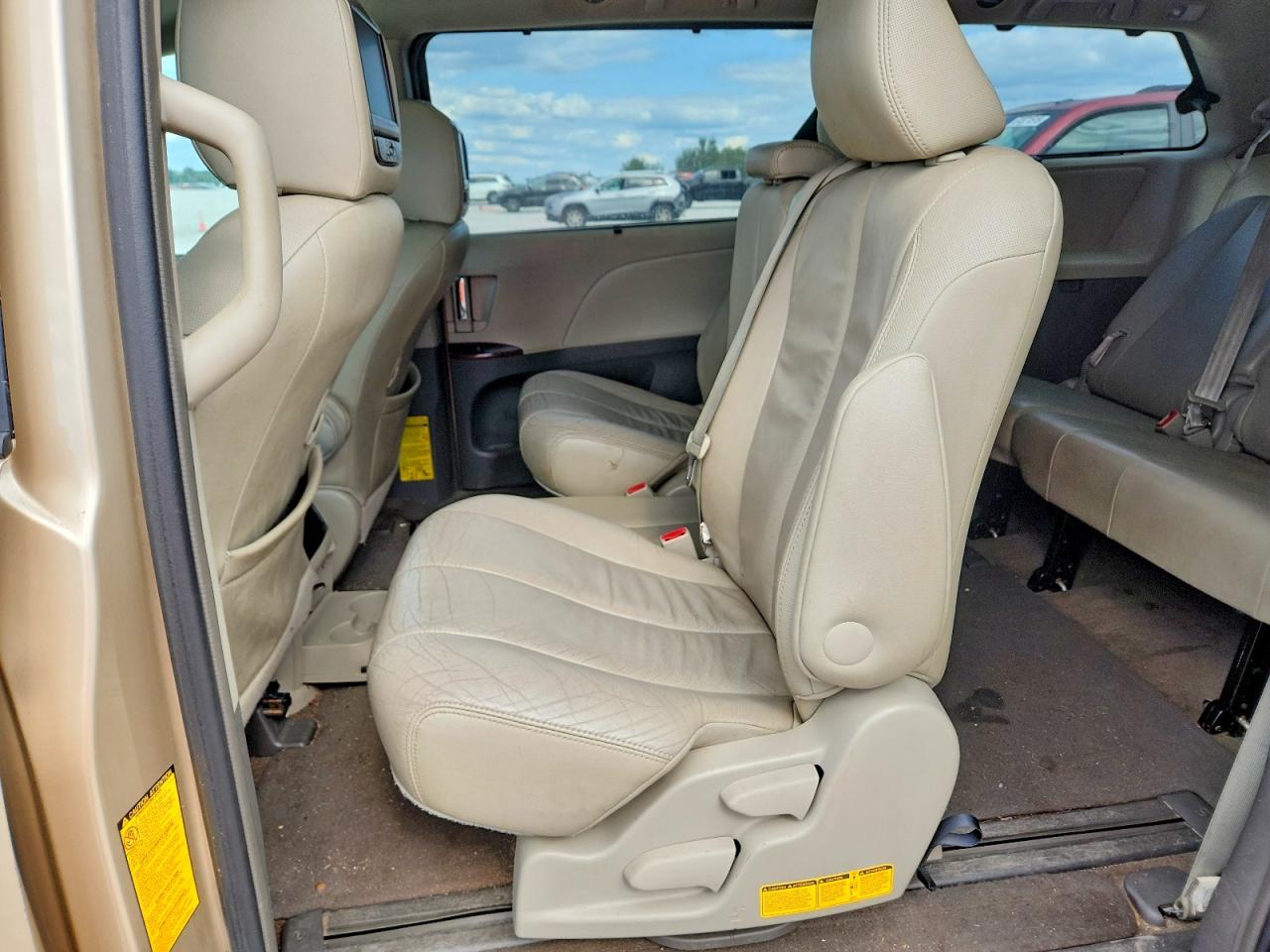 2013 Toyota Sienna Xle 8-passenger Желто-коричневый vin: 5TDYK3DC0DS353053