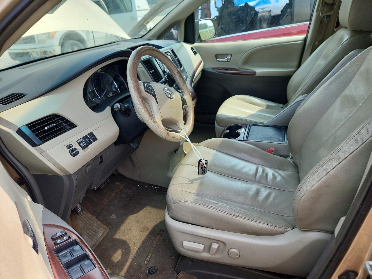 2013 Toyota Sienna Xle 8-passenger Желто-коричневый vin: 5TDYK3DC0DS353053