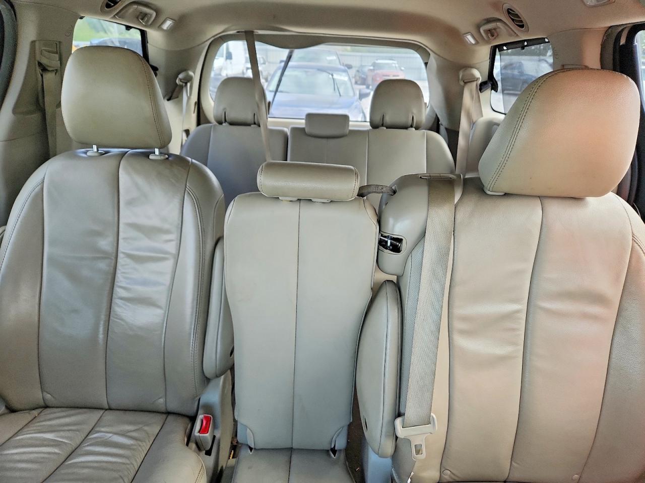 2013 Toyota Sienna Xle 8-passenger Желто-коричневый vin: 5TDYK3DC0DS353053