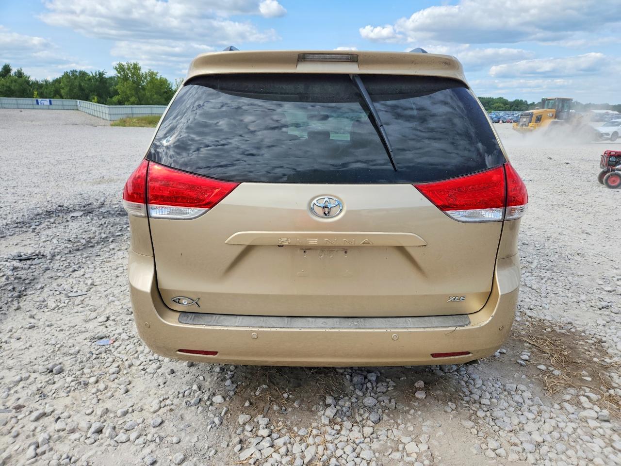 2013 Toyota Sienna Xle 8-passenger Желто-коричневый vin: 5TDYK3DC0DS353053
